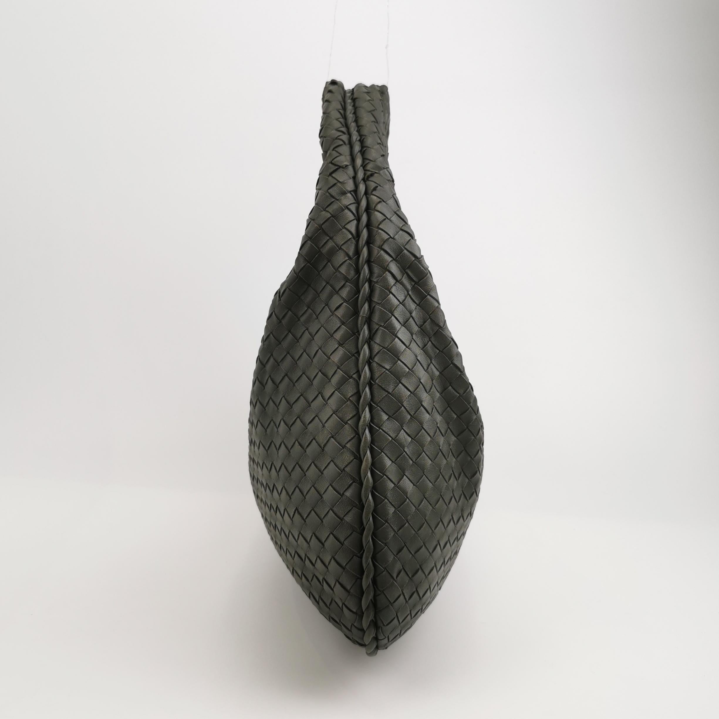 Bottega Veneta Hobo Tasche aus Lammfell und Leder in Dunkelgrau Groß 47cm (Schwarz) im Angebot