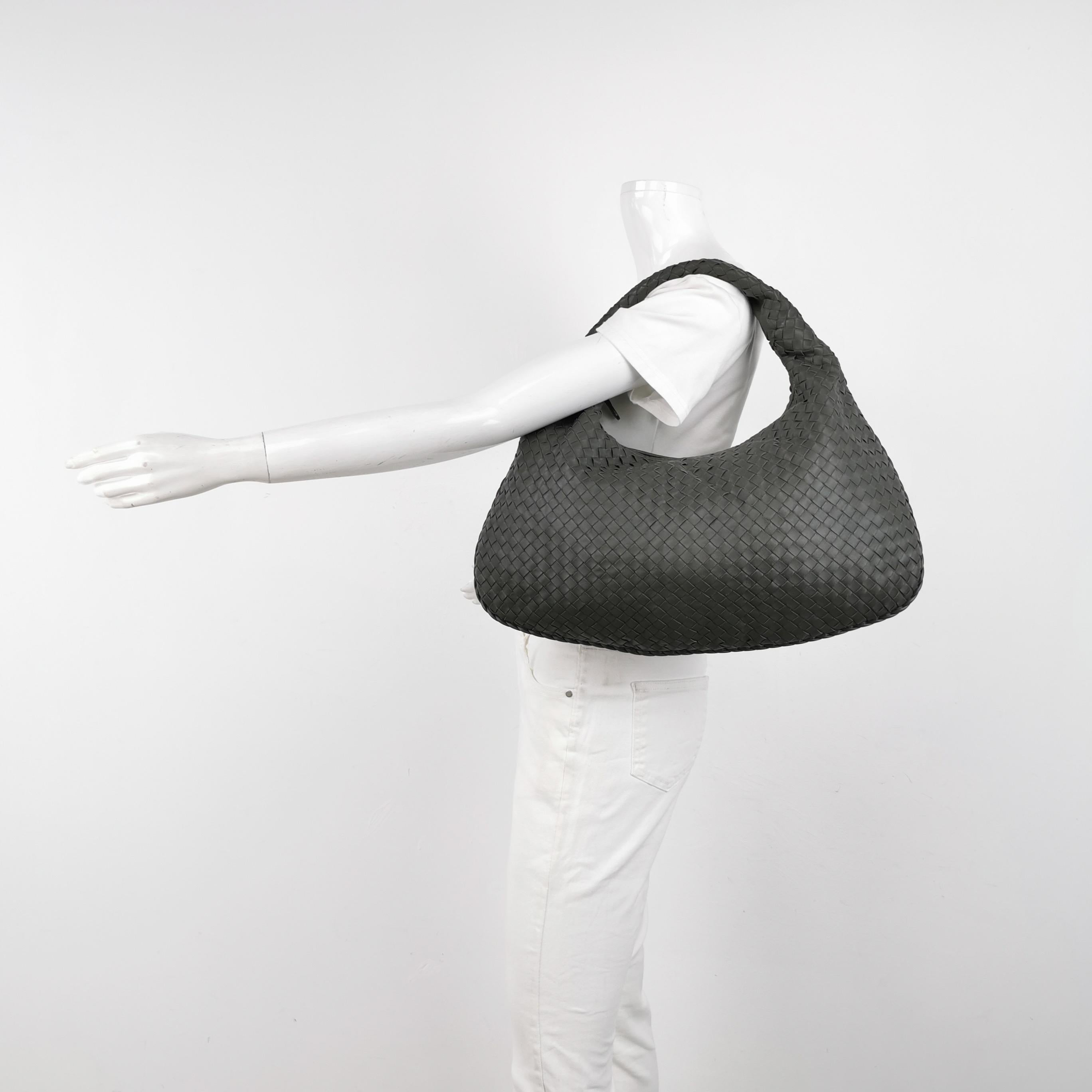 Bottega Veneta Hobo Tasche aus Lammfell und Leder in Dunkelgrau Groß 47cm im Zustand „Hervorragend“ im Angebot in AUBERVILLIERS, FR