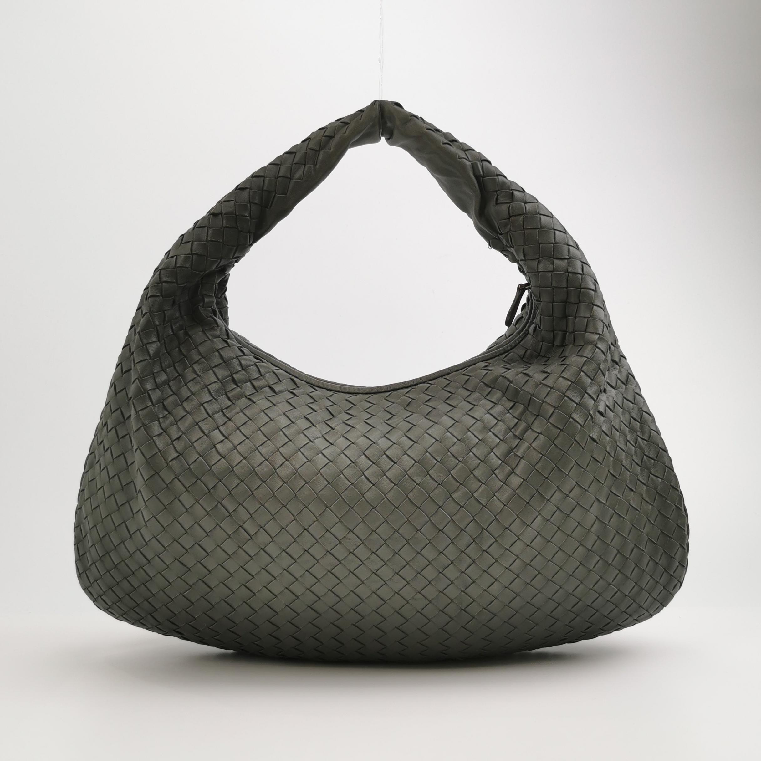 Bottega Veneta Hobo Tasche aus Lammfell und Leder in Dunkelgrau Groß 47cm Damen im Angebot