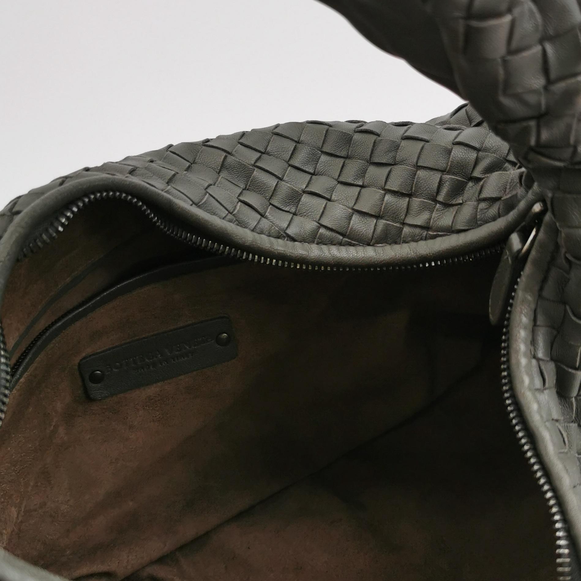 Bottega Veneta Hobo Tasche aus Lammfell und Leder in Dunkelgrau Groß 47cm im Angebot 2