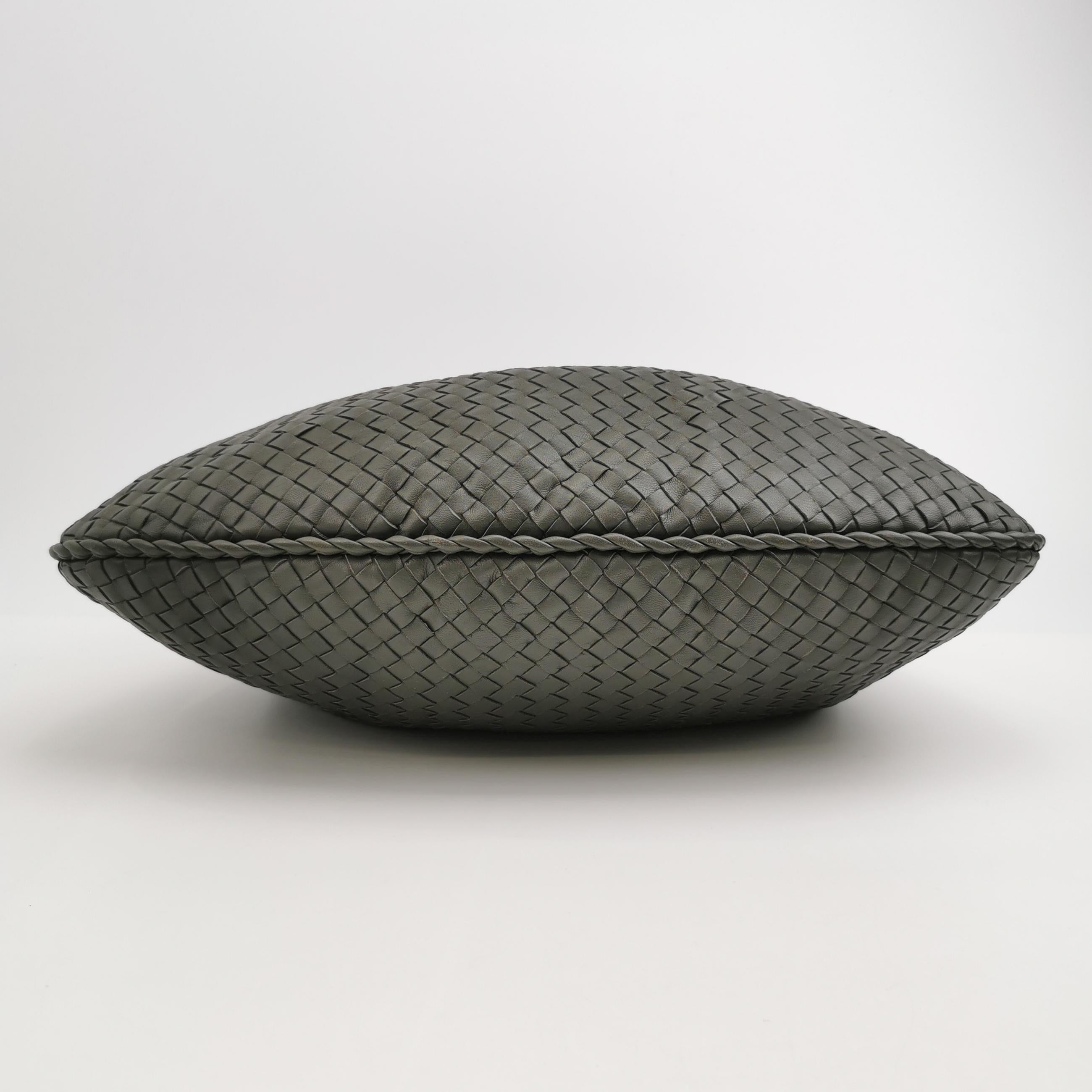 Bottega Veneta Hobo Tasche aus Lammfell und Leder in Dunkelgrau Groß 47cm im Angebot 3