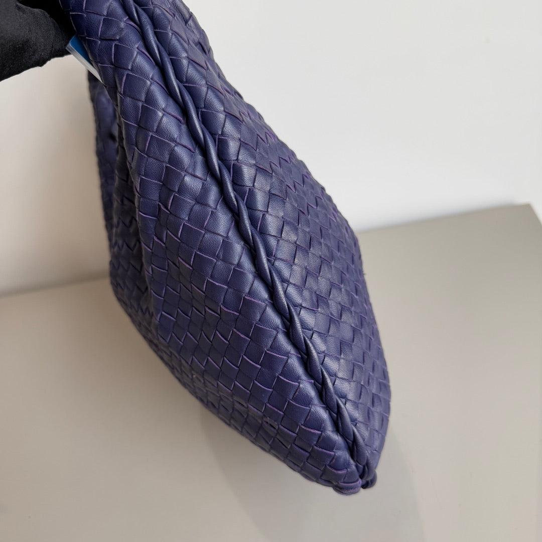 Bottega Veneta Hobo Bag Lambskin leather Dark Navy Medium 47cm In Excellent Condition For Sale In AUBERVILLIERS, FR