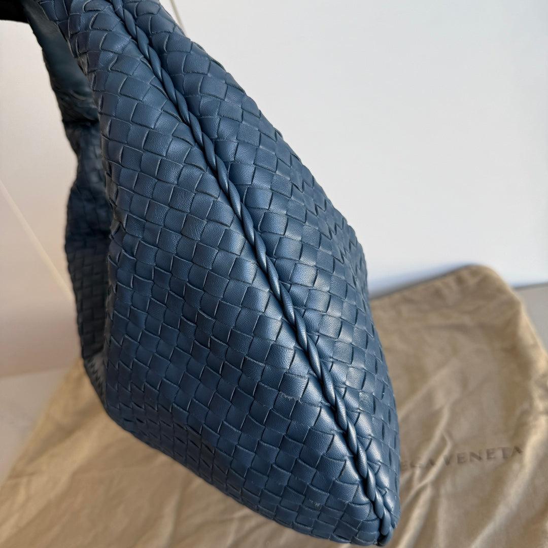 Bottega Veneta Hobo Bag Lambskin leather Dark Navy Medium 47cm In Excellent Condition In AUBERVILLIERS, FR