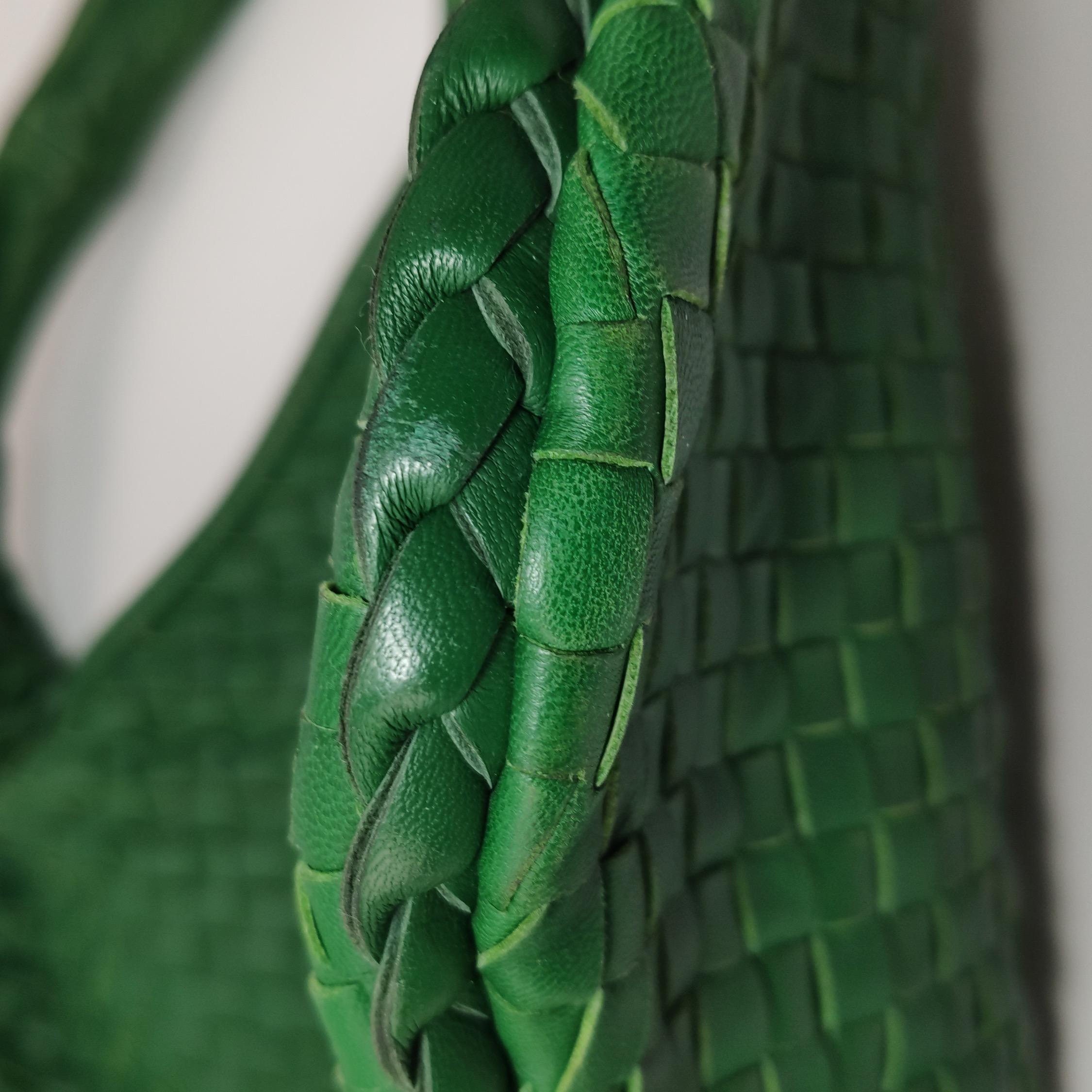 Sac hobo Bottega Veneta en cuir d'agneau vert 40 cm en vente 8
