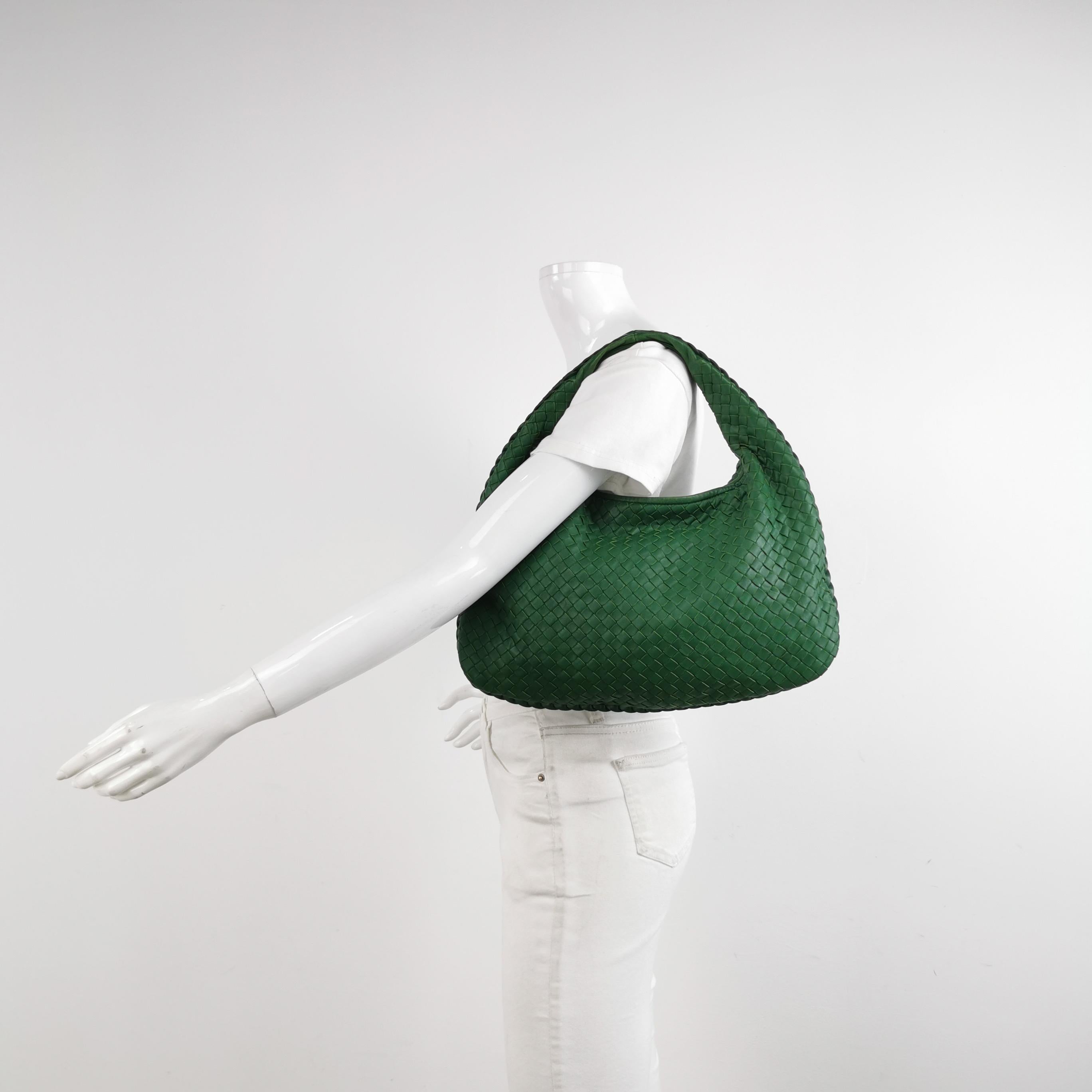 Découvrez le luxe ultime avec ce sac hobo Bottega Veneta Large en cuir d'agneau luxueux. Doté de l'emblématique tissage Icone, ce sac offre suffisamment d'espace pour ranger tous vos essentiels. Parfait pour rehausser votre style hivernal avec