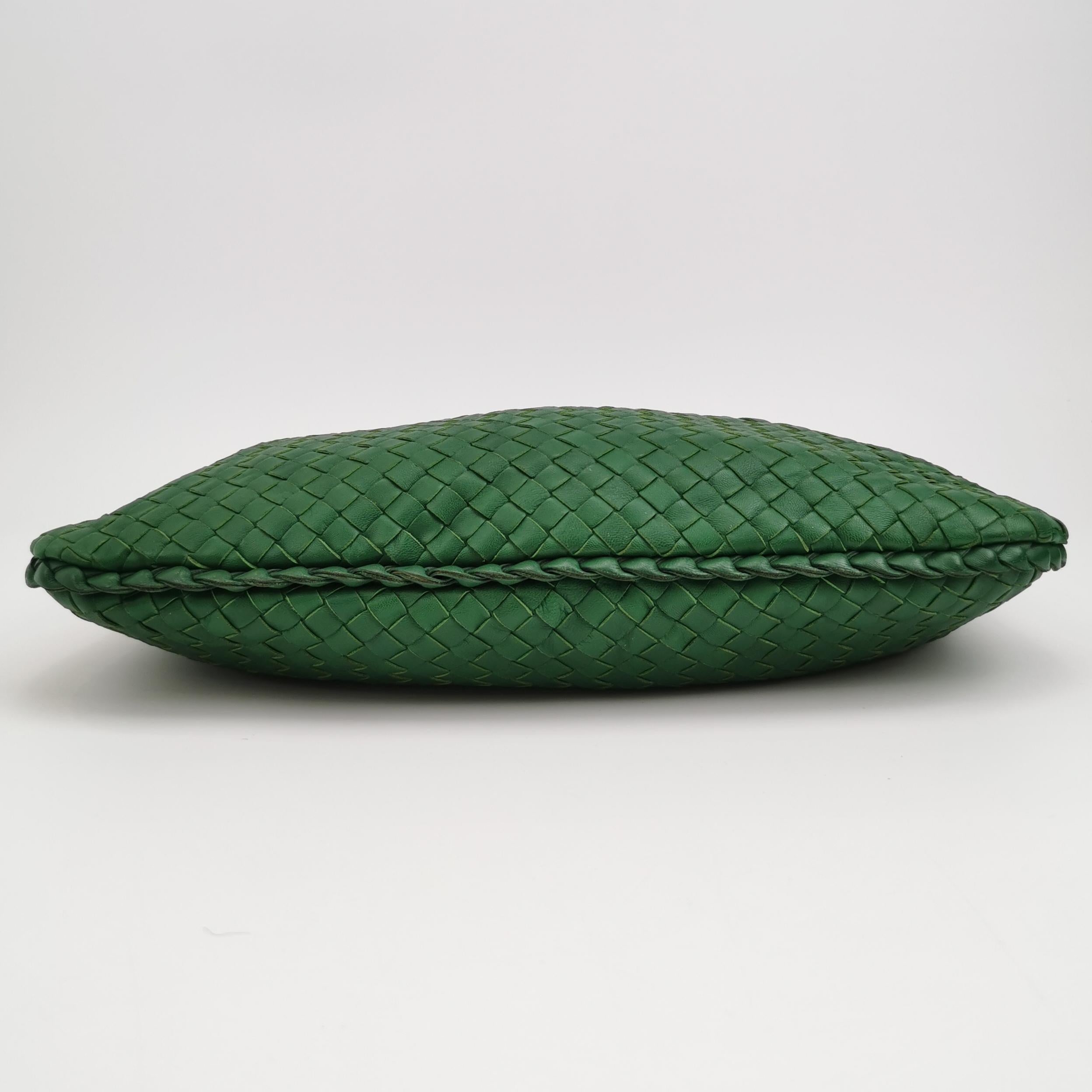 Sac hobo Bottega Veneta en cuir d'agneau vert 40 cm Bon état - En vente à AUBERVILLIERS, FR
