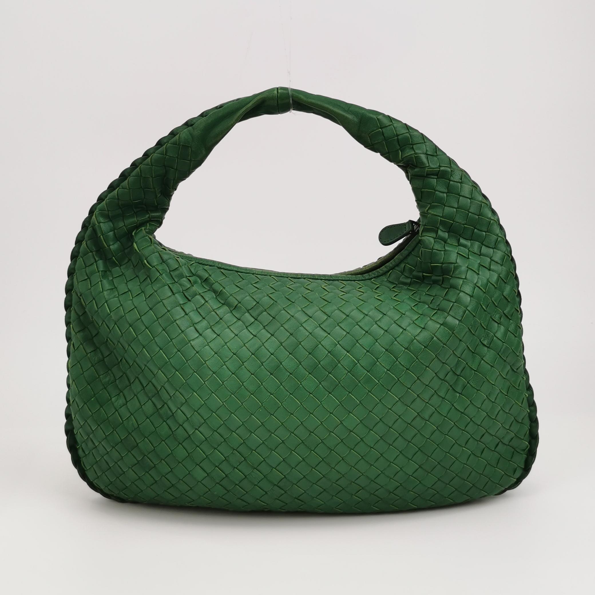 Sac hobo Bottega Veneta en cuir d'agneau vert 40 cm Pour femmes en vente