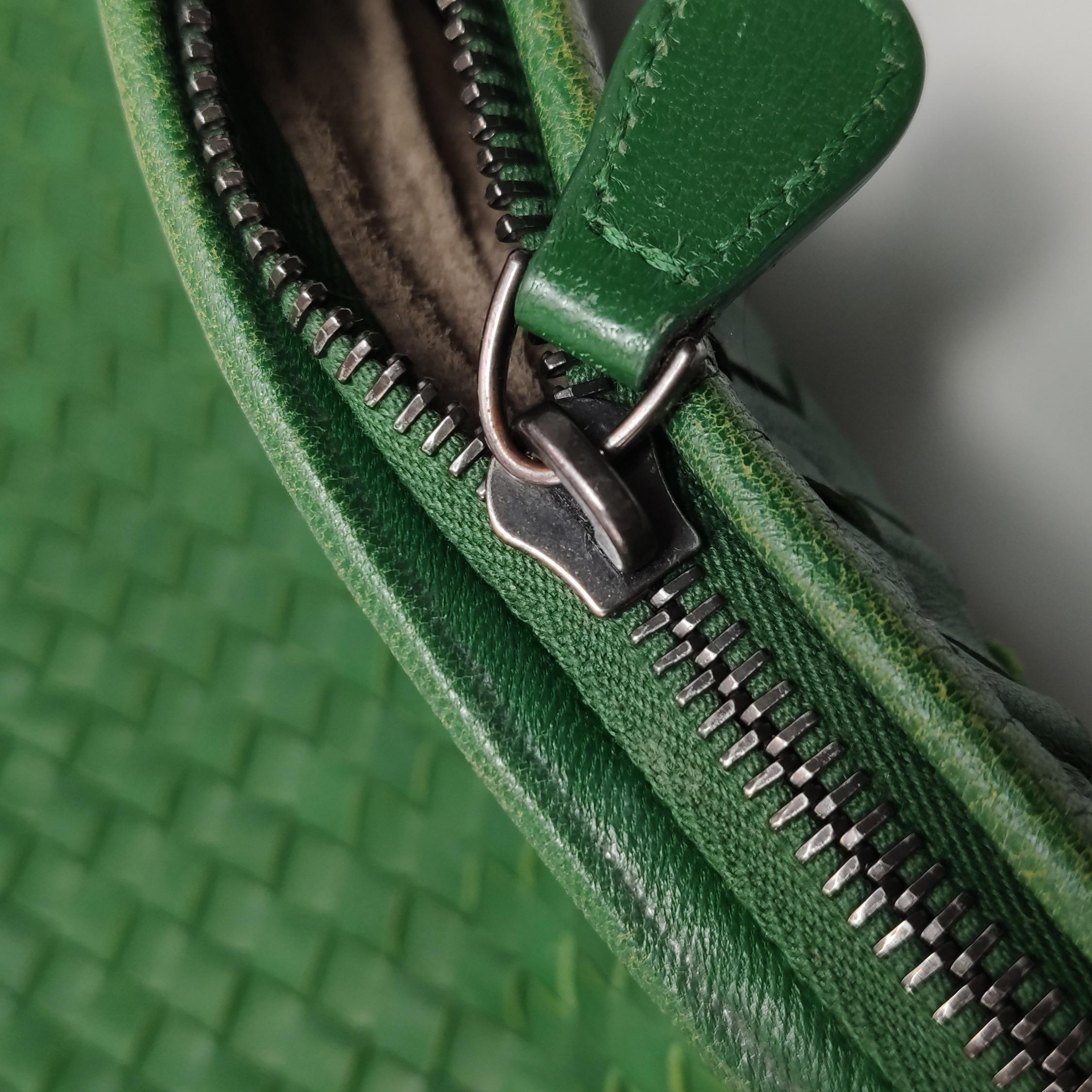 Sac hobo Bottega Veneta en cuir d'agneau vert 40 cm en vente 2