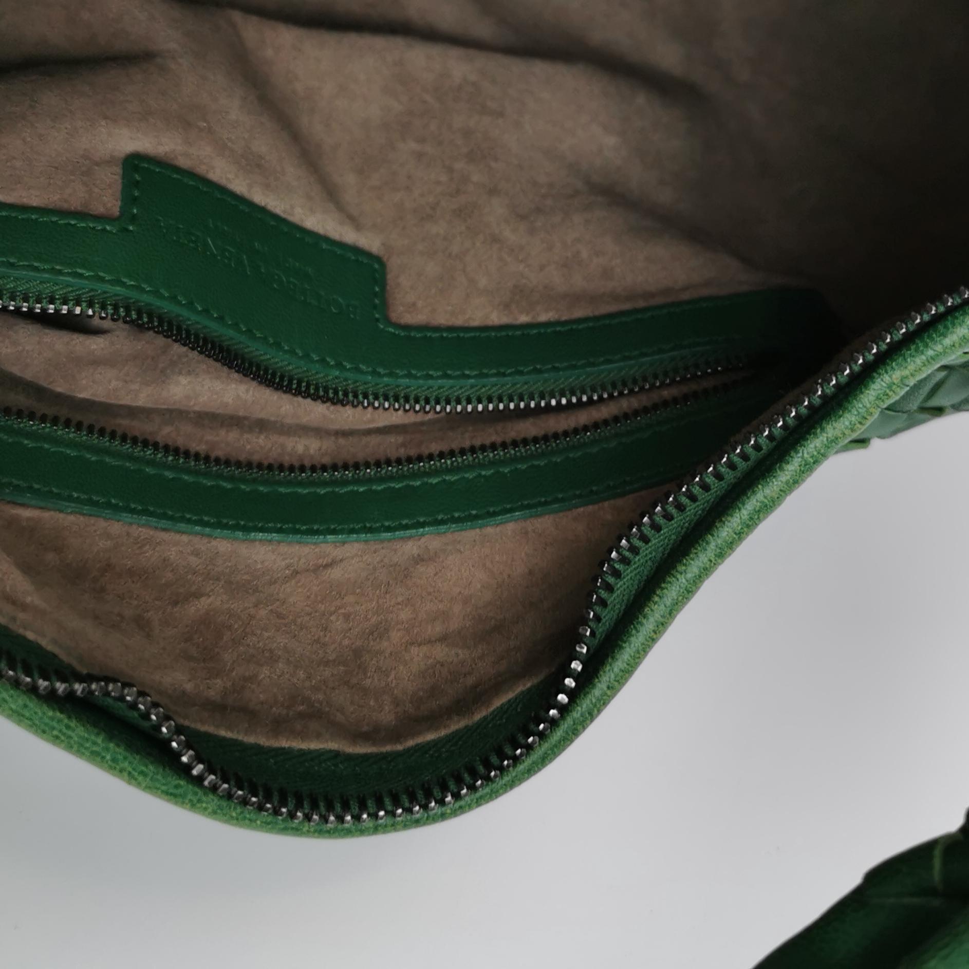 Sac hobo Bottega Veneta en cuir d'agneau vert 40 cm en vente 4