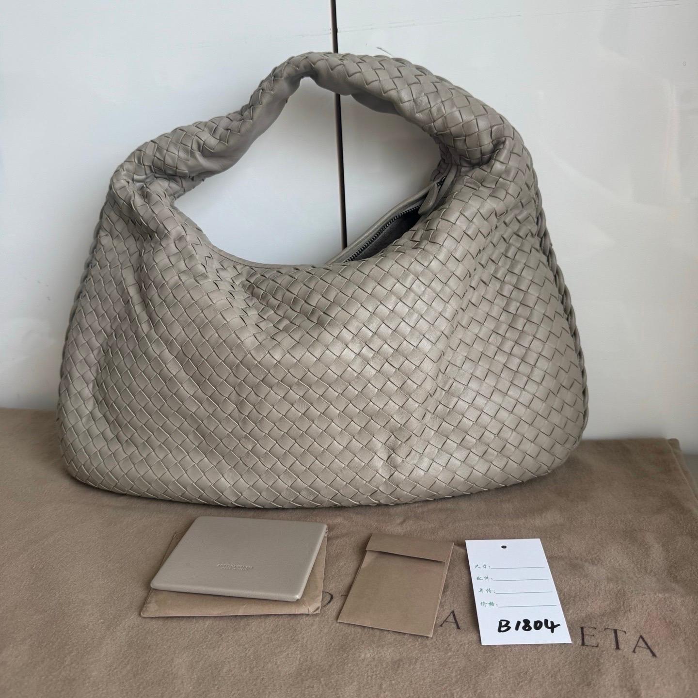Sac hobo Bottega Veneta en cuir d'agneau gris clair, grand format 47 cm
 Il s'agit de photos professionnelles du sac.
 Découvrez le luxe ultime avec ce sac hobo Bottega Veneta Large en cuir d'agneau luxueux. Doté de l'emblématique tissage Icone, ce