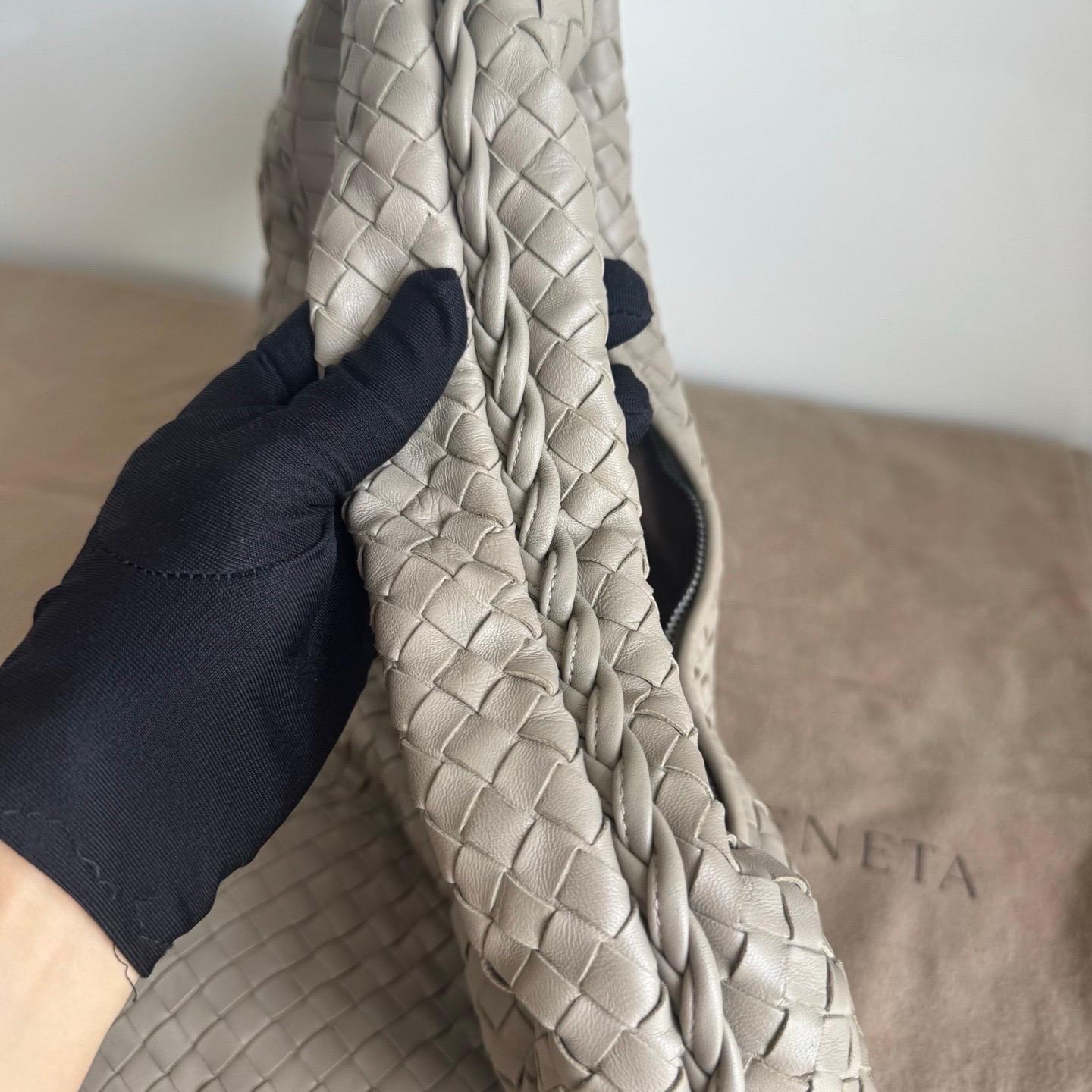 Gris Sac hobo Bottega Veneta en cuir d'agneau gris clair, grand format 47 cm en vente