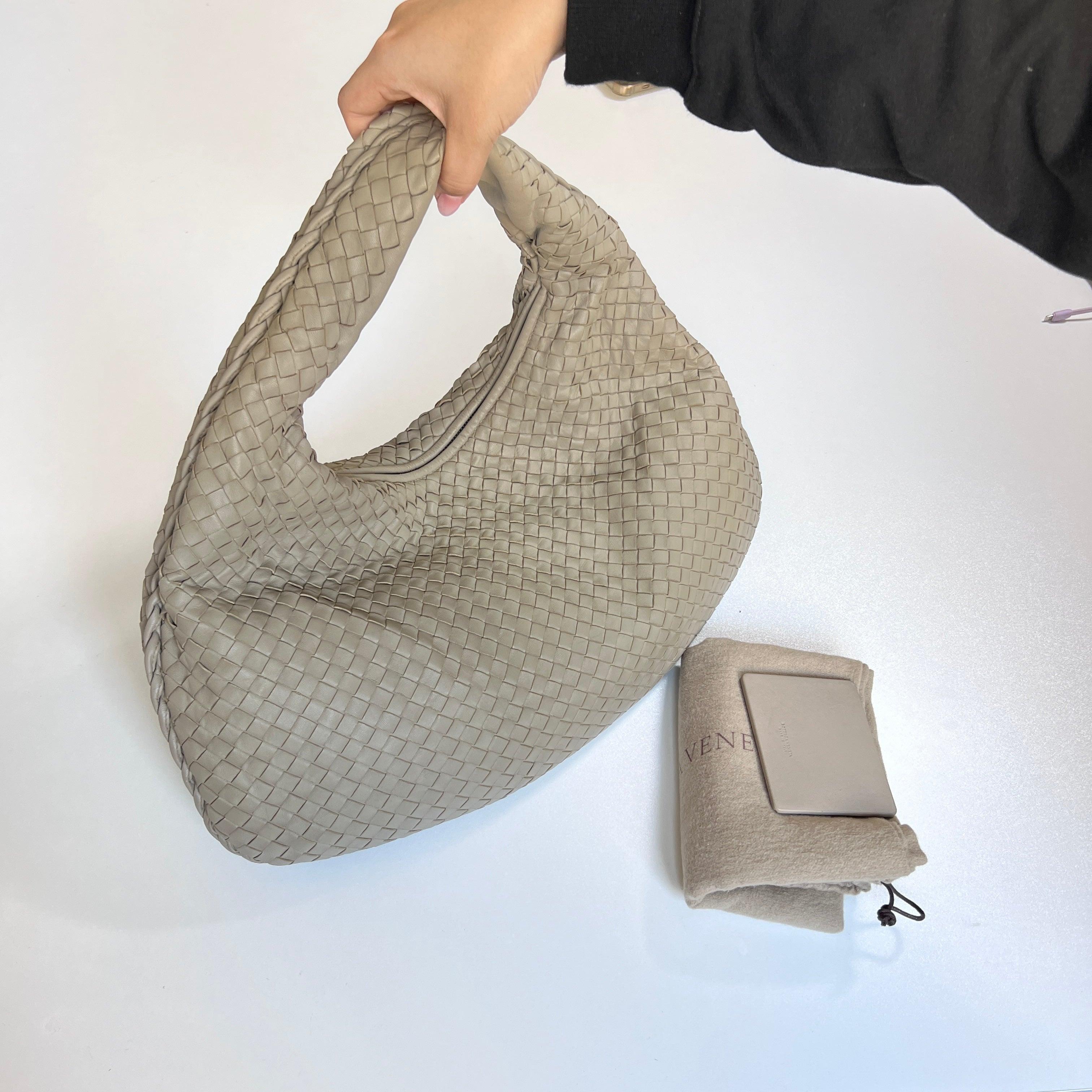 Bottega Veneta Hobo Bag Lambskin leather Light Grey Large 47cm In Excellent Condition For Sale In AUBERVILLIERS, FR