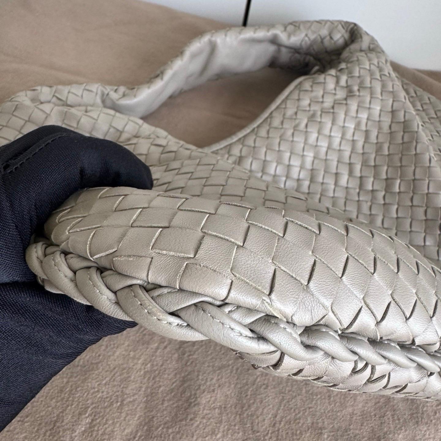 Sac hobo Bottega Veneta en cuir d'agneau gris clair, grand format 47 cm Excellent état - En vente à AUBERVILLIERS, FR