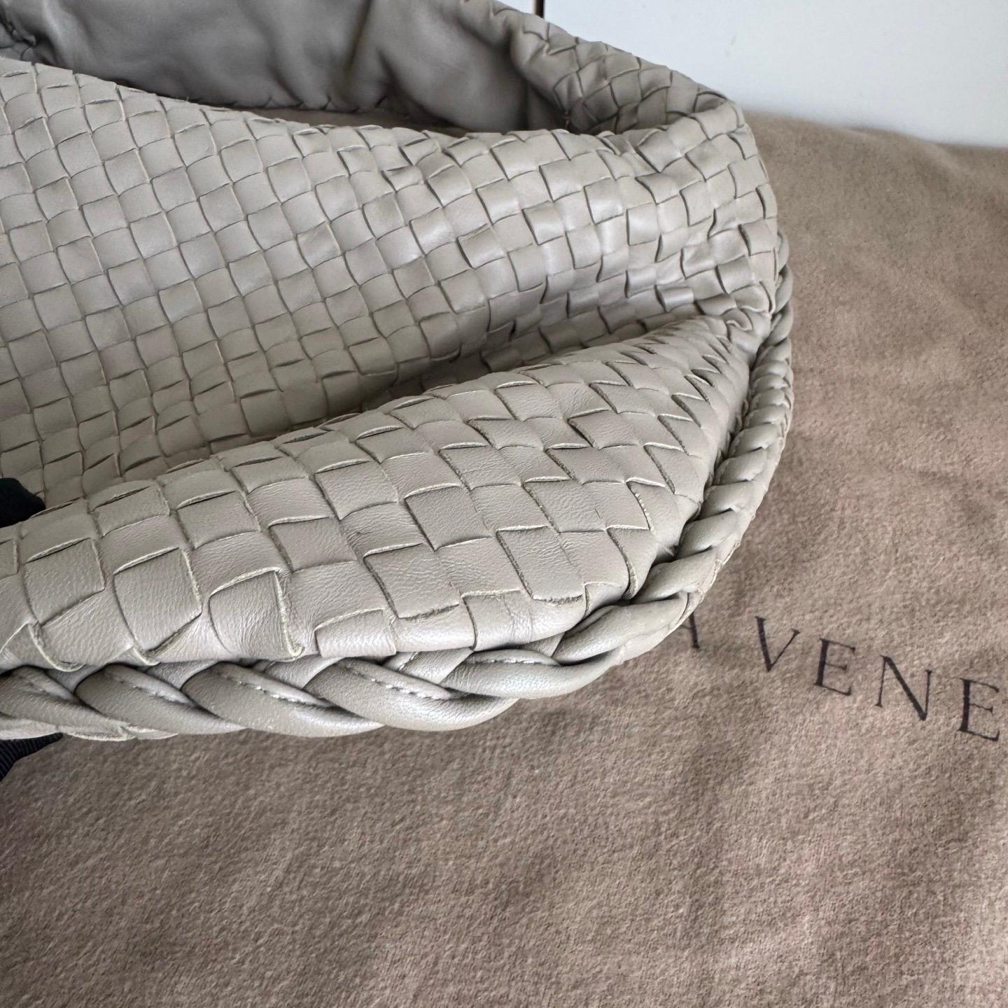 Sac hobo Bottega Veneta en cuir d'agneau gris clair, grand format 47 cm Pour femmes en vente