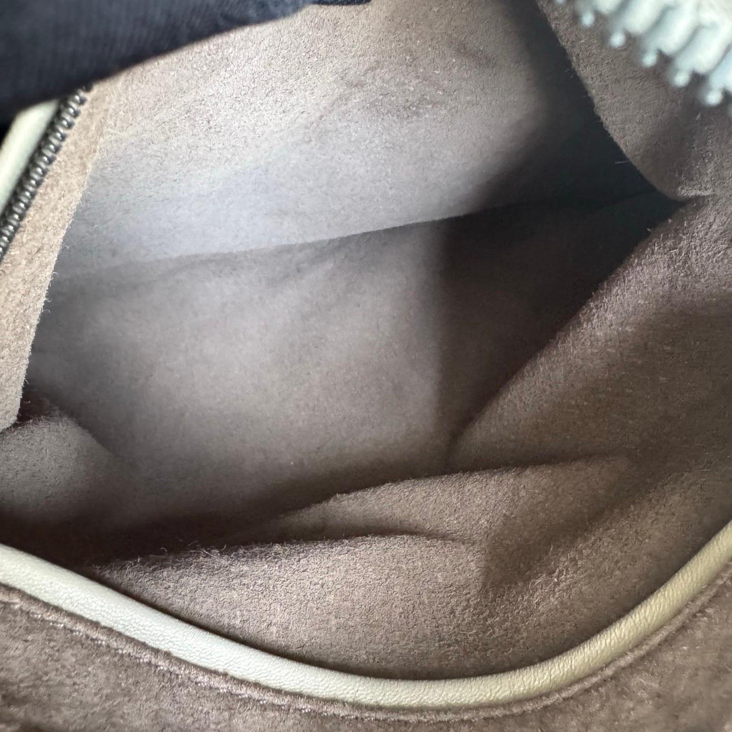 Sac hobo Bottega Veneta en cuir d'agneau gris clair, grand format 47 cm en vente 1