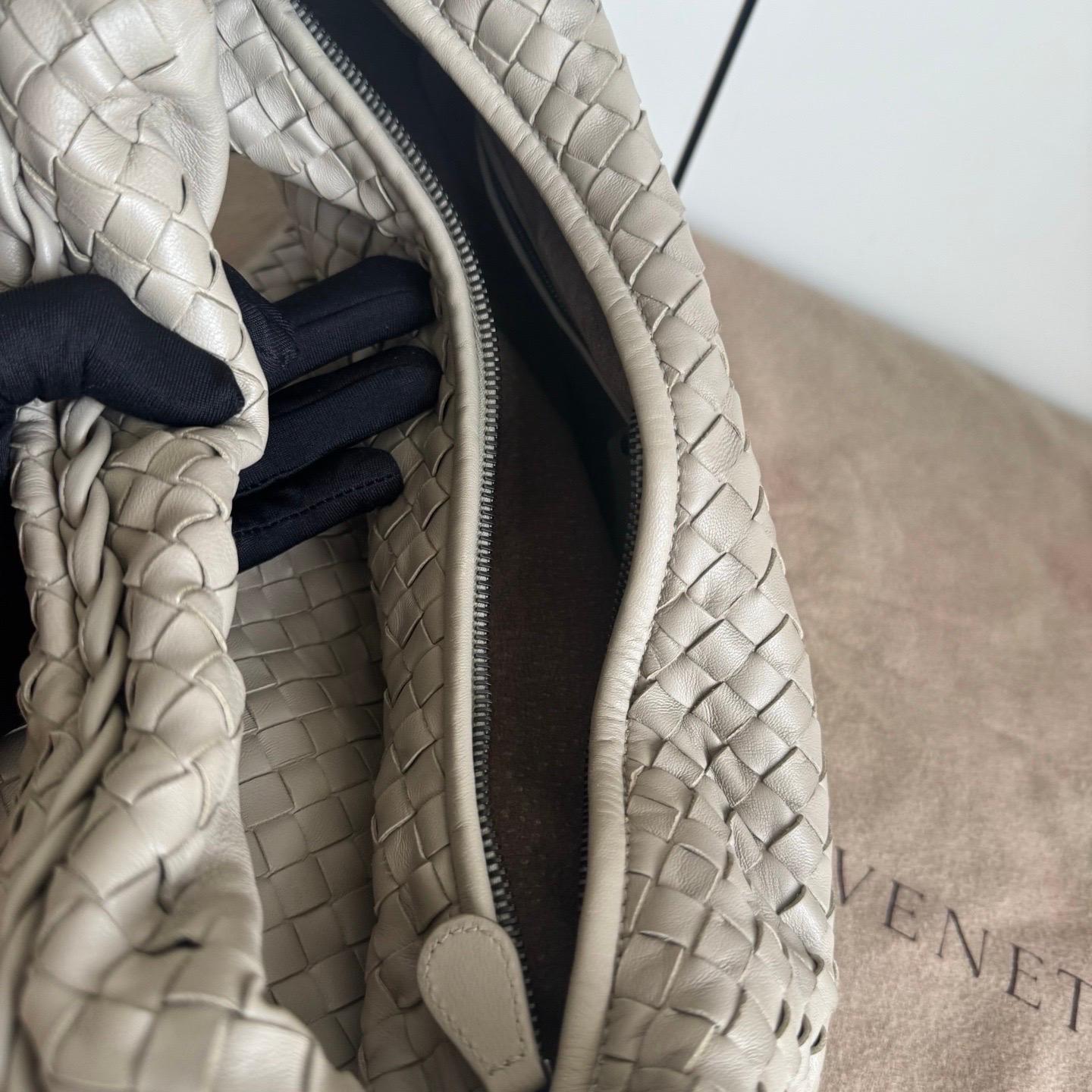 Sac hobo Bottega Veneta en cuir d'agneau gris clair, grand format 47 cm en vente 3