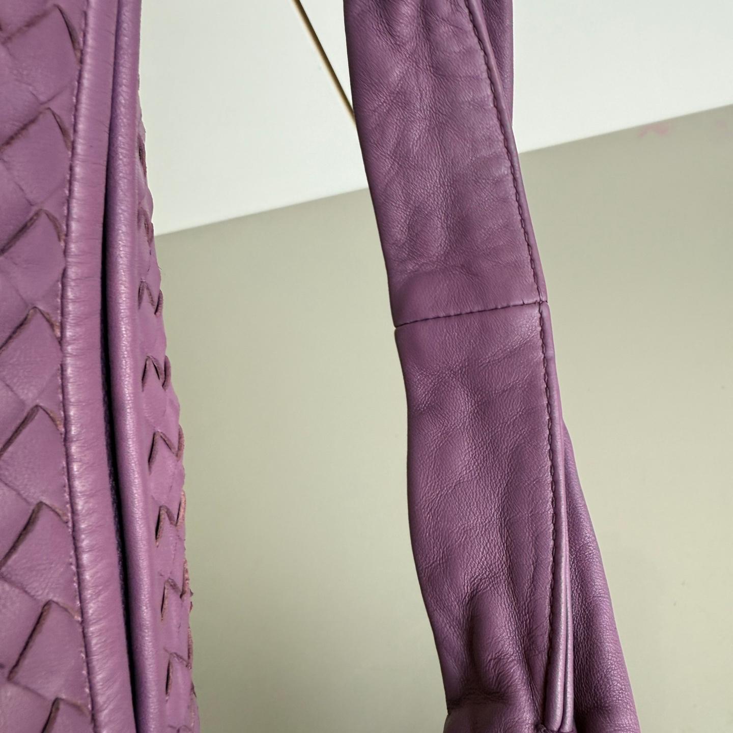 Bottega Veneta Bolso Hobo Piel de cordero Lila Lavanda Púrpura Mediano 47cm en venta 9