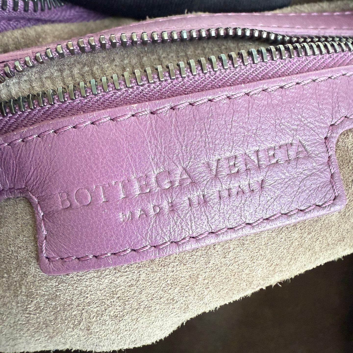 Bottega Veneta Bolso Hobo Piel de cordero Lila Lavanda Púrpura Mediano 47cm en venta 15