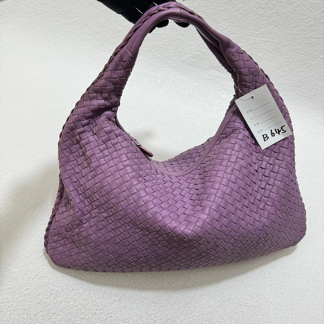 Bottega Veneta Hobo Bag Lambskin leather Lilac Lavender Purple Medium 47cm

  Experience ultimate luxury with this Bottega Veneta Hobo Bag Large in rich burgundy red lambskin leather. Featuring the iconic Intrecciato weave and measuring 51cm wide at