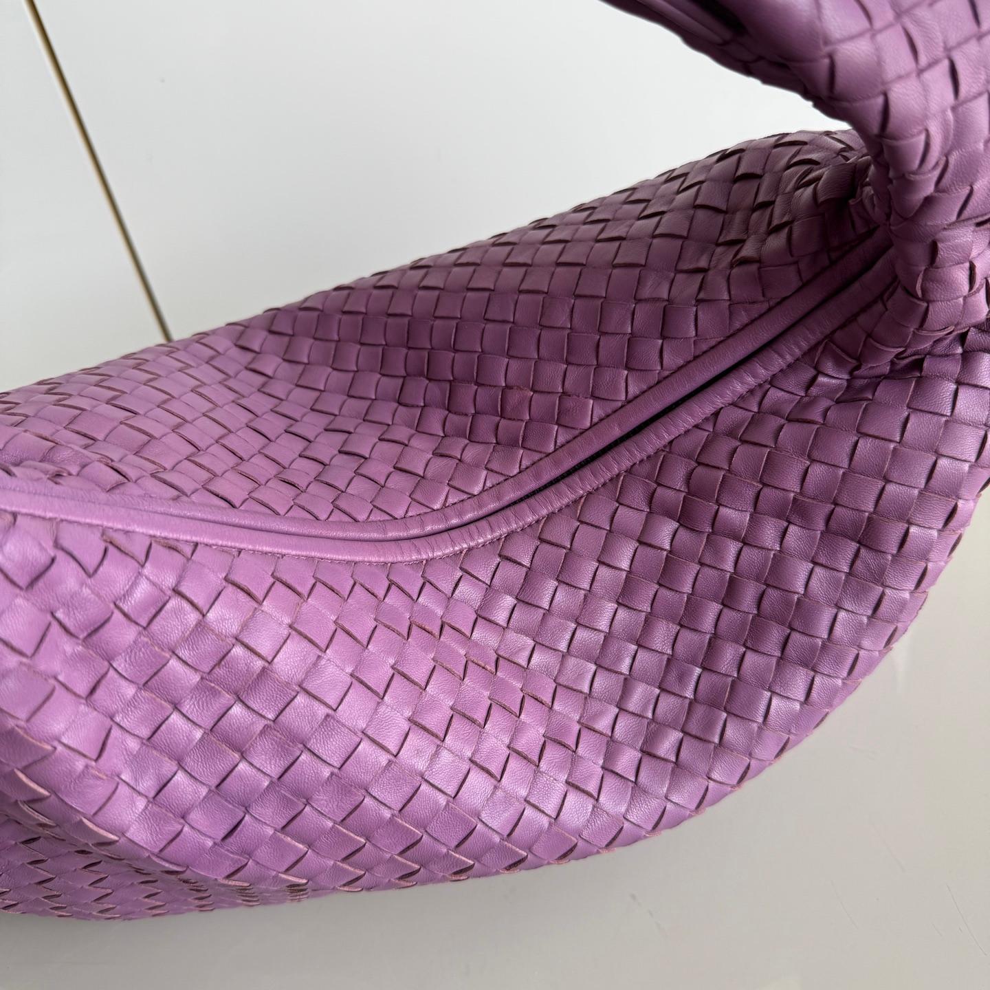 Bottega Veneta Bolso Hobo Piel de cordero Lila Lavanda Púrpura Mediano 47cm en Excelente estado para la venta en AUBERVILLIERS, FR