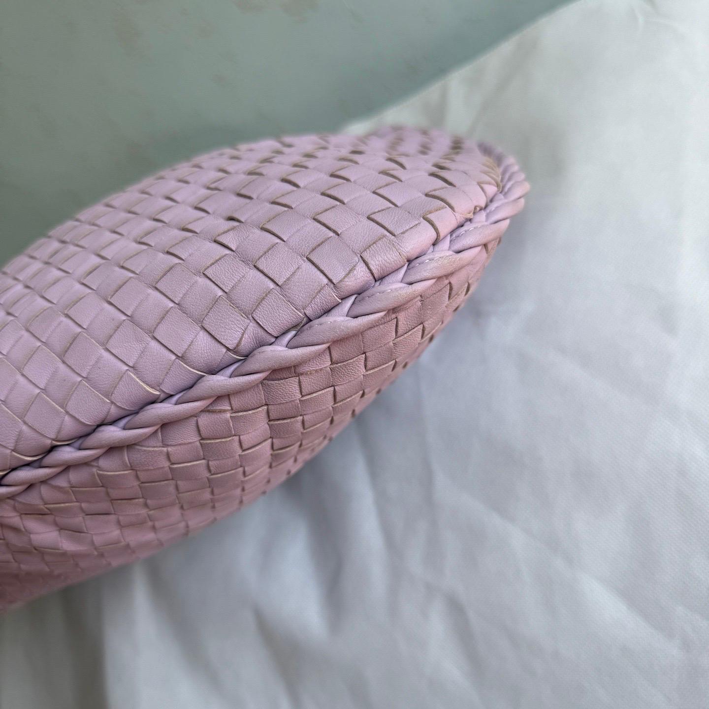 Sac hobo Bottega Veneta en cuir d'agneau, violet lilas, grand modèle, 47 cm en vente 6