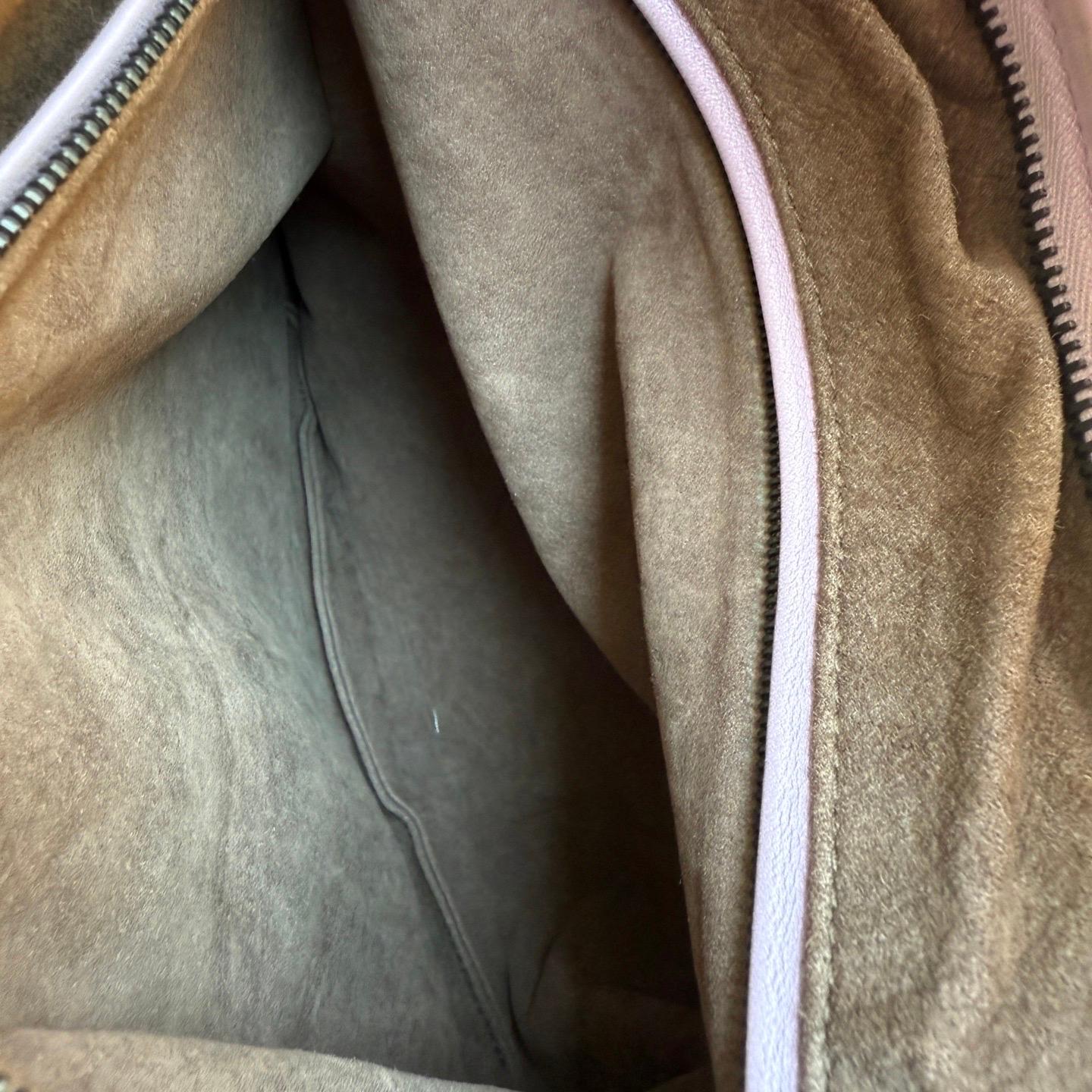Sac hobo Bottega Veneta en cuir d'agneau, violet lilas, grand modèle, 47 cm en vente 9