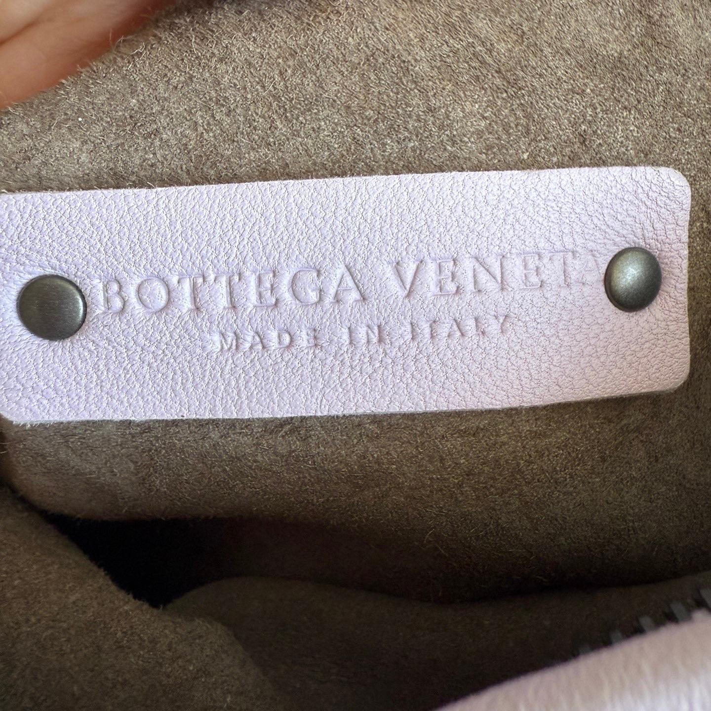 Sac hobo Bottega Veneta en cuir d'agneau, violet lilas, grand modèle, 47 cm en vente 10