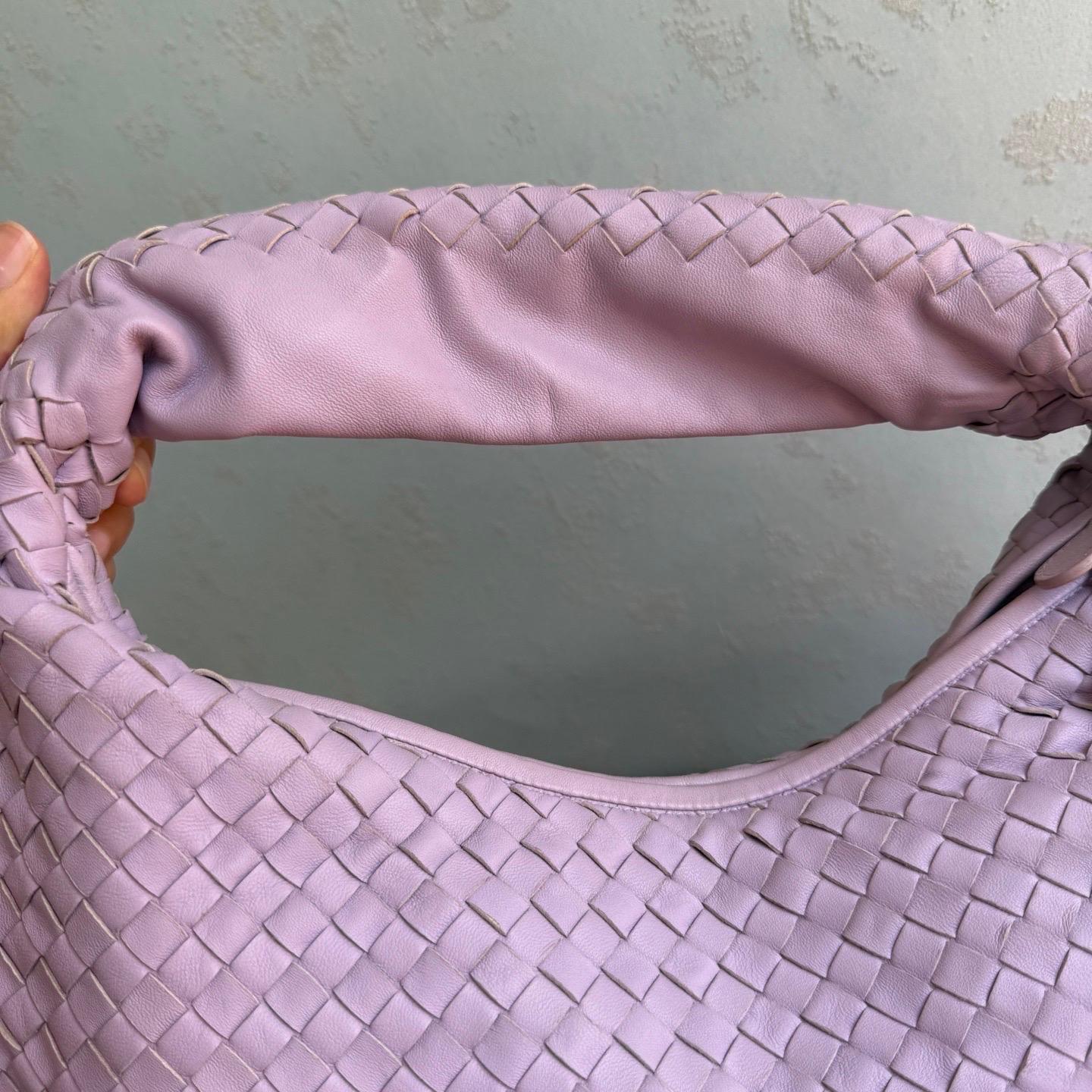 Sac hobo Bottega Veneta en cuir d'agneau, violet lilas, grand modèle, 47 cm en vente 12