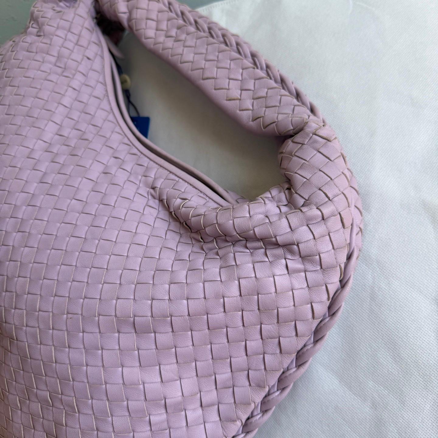 Sac hobo Bottega Veneta en cuir d'agneau, violet lilas, grand modèle, 47 cm en vente 13