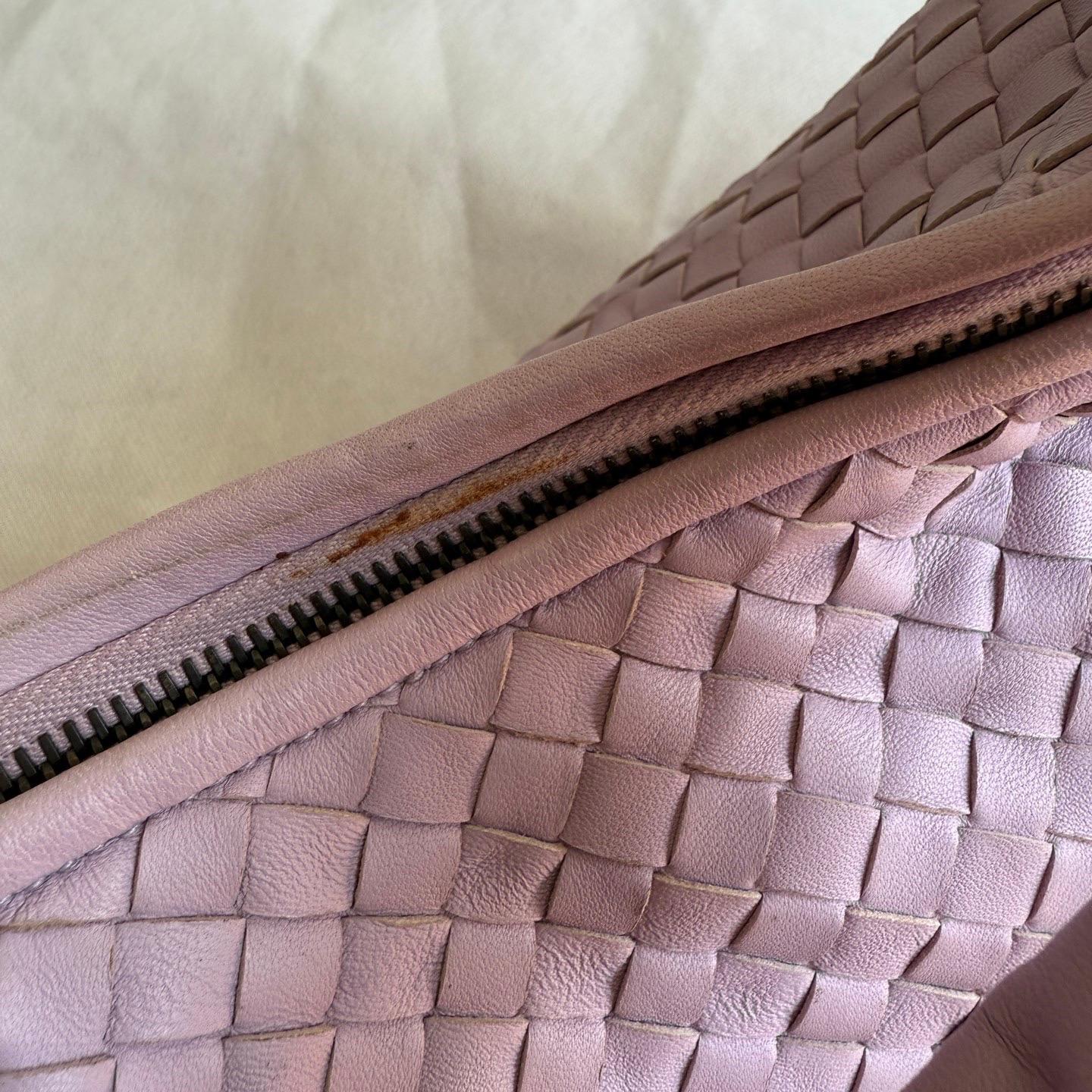 Sac hobo Bottega Veneta en cuir d'agneau, violet lilas, grand modèle, 47 cm en vente 14