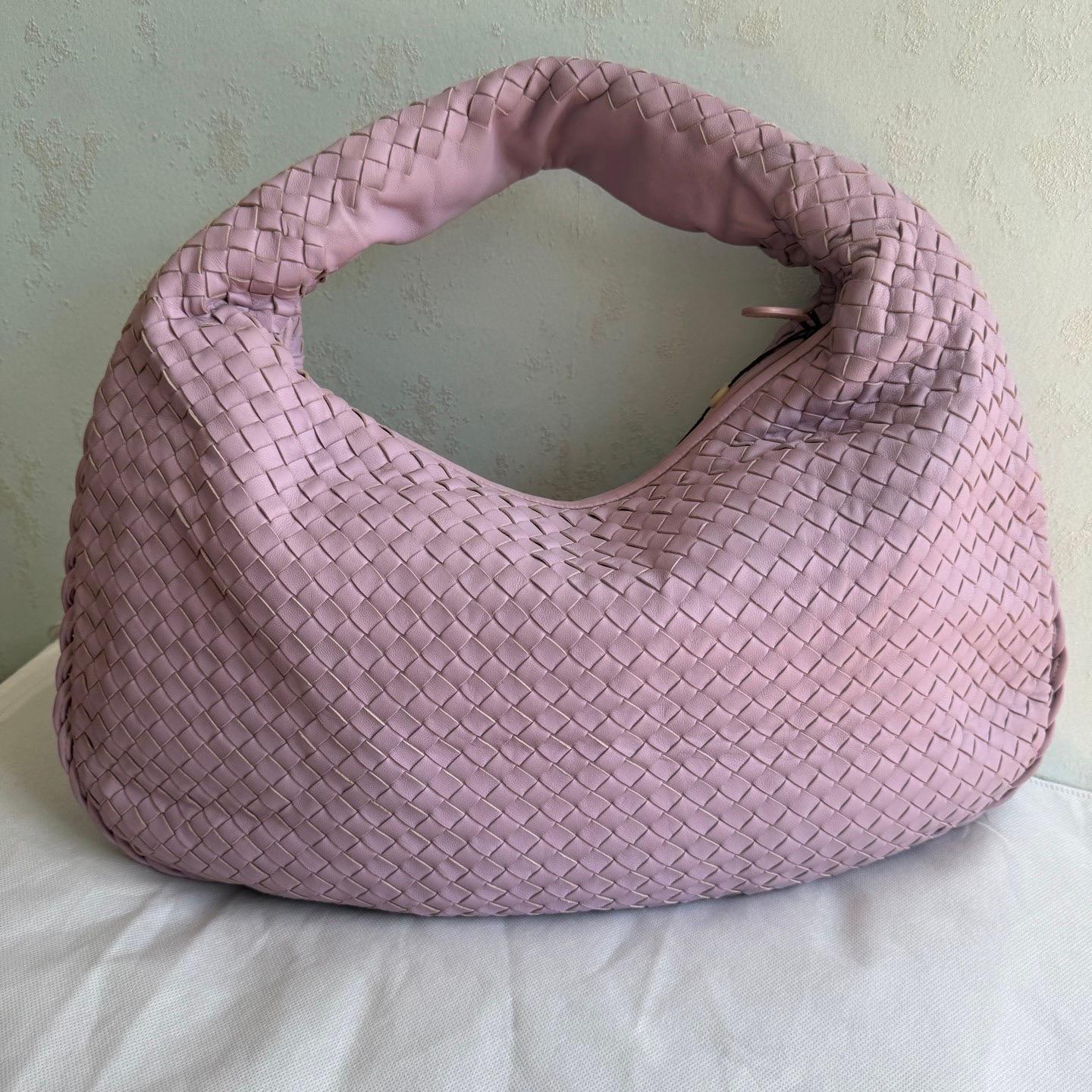 Sac hobo Bottega Veneta en cuir d'agneau, violet lilas, grand modèle, 47 cm
 Il s'agit de photos professionnelles du sac.
 Découvrez le luxe ultime avec ce sac hobo Bottega Veneta Large en cuir d'agneau luxueux. Doté de l'emblématique tissage Icone,