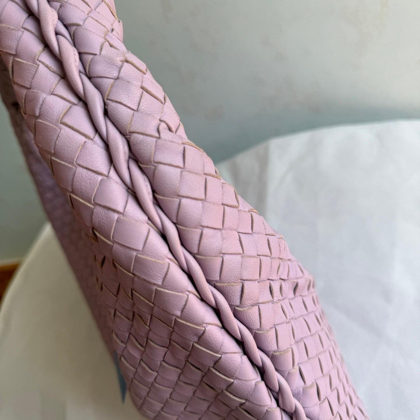 Sac hobo Bottega Veneta en cuir d'agneau, violet lilas, grand modèle, 47 cm en vente 15