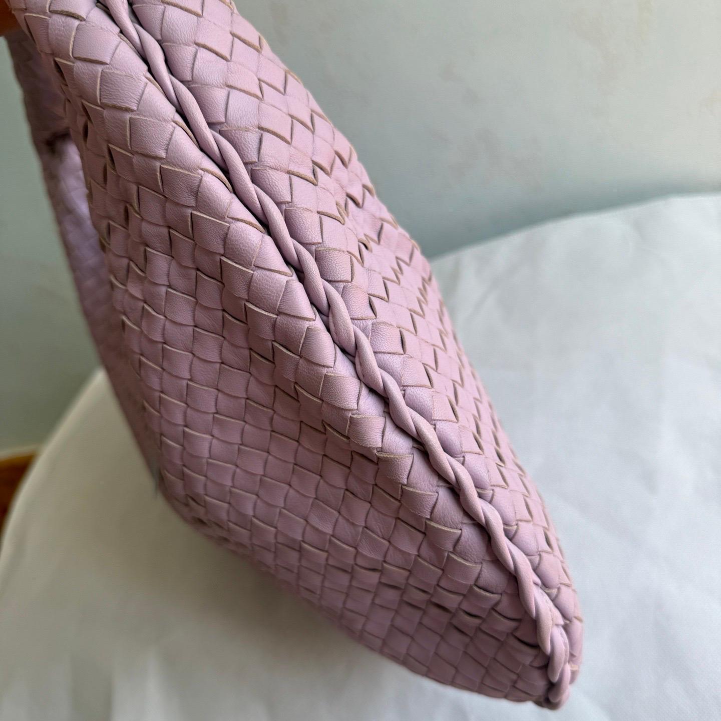 Sac hobo Bottega Veneta en cuir d'agneau, violet lilas, grand modèle, 47 cm en vente 1