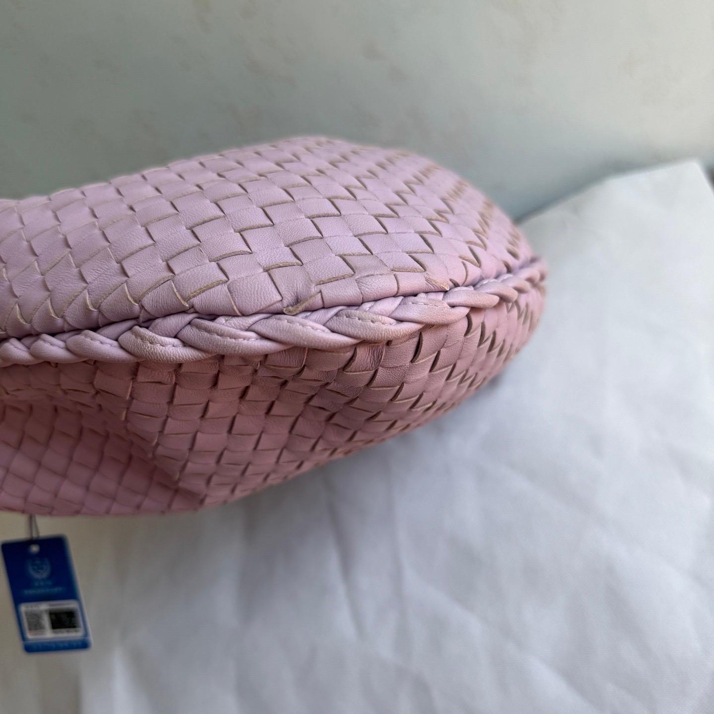 Sac hobo Bottega Veneta en cuir d'agneau, violet lilas, grand modèle, 47 cm en vente 3