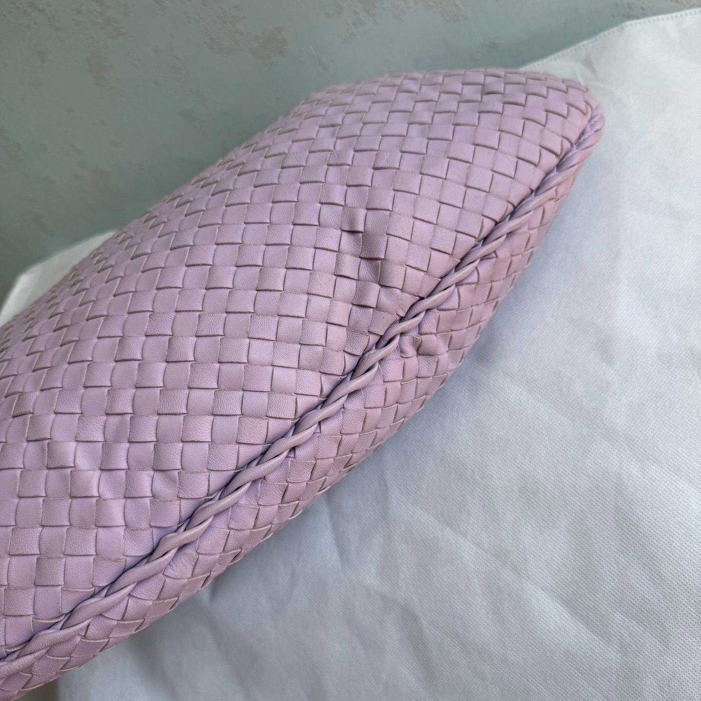 Sac hobo Bottega Veneta en cuir d'agneau, violet lilas, grand modèle, 47 cm en vente 4