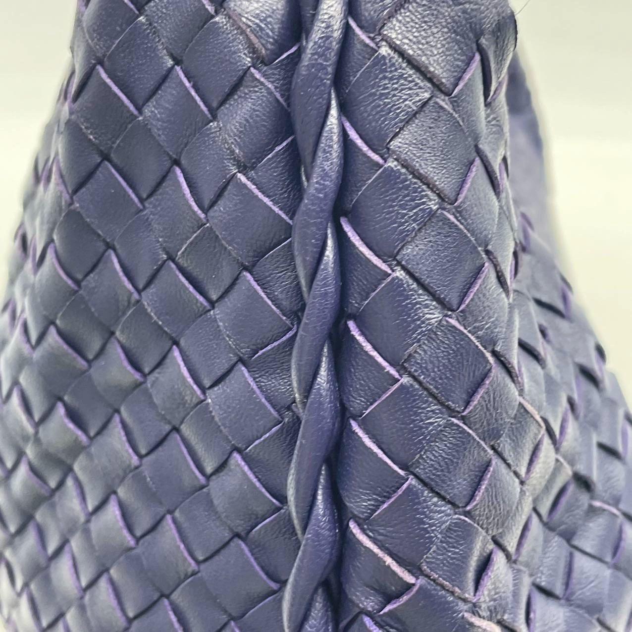 Bottega Veneta Borsa Hobo in pelle di agnello Navy Medium 47cm in vendita 10