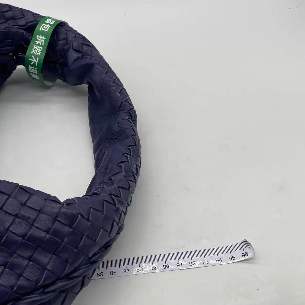 Bottega Veneta Borsa Hobo in pelle di agnello Navy Medium 47cm in vendita 13