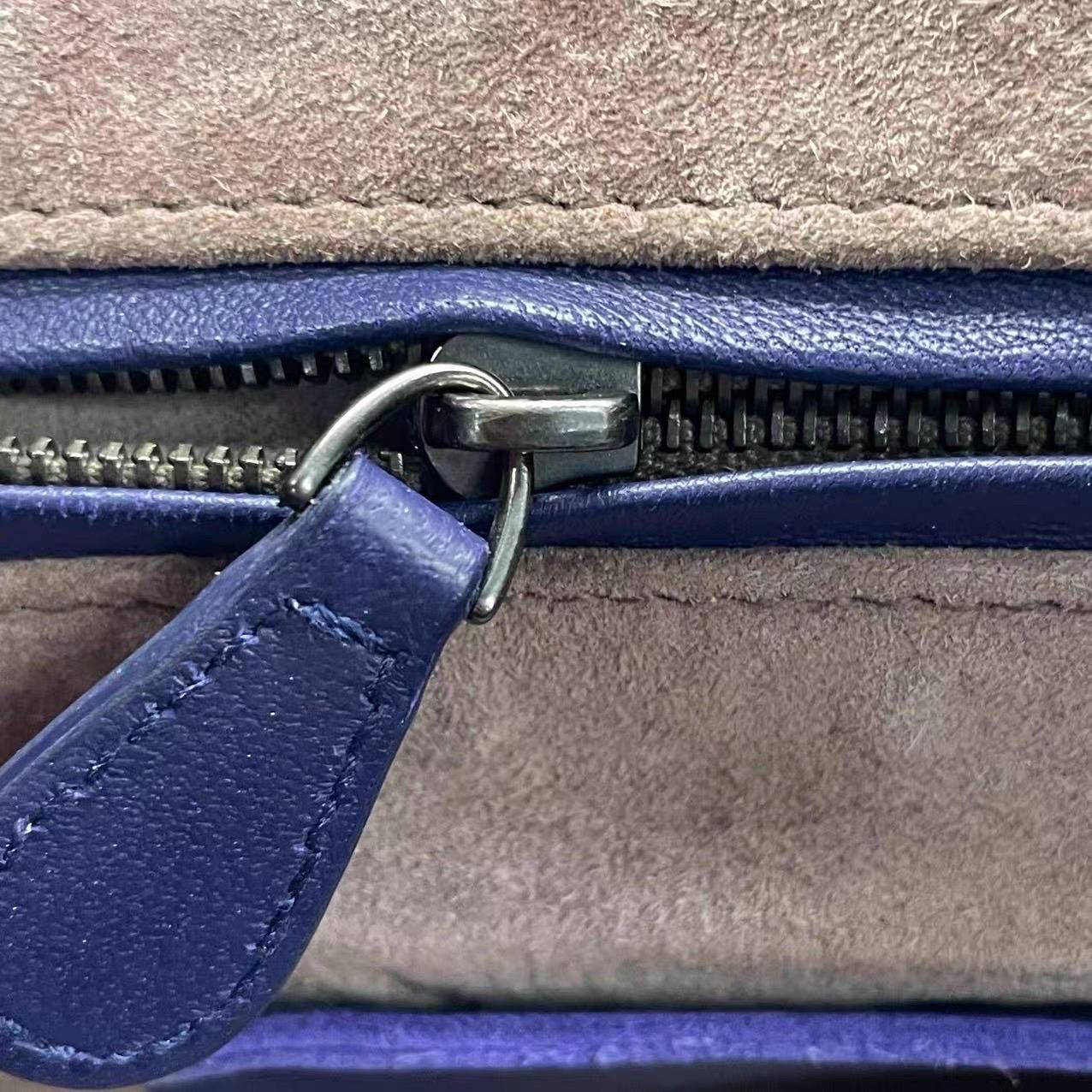 Bottega Veneta Borsa Hobo in pelle di agnello Navy Medium 47cm in vendita 14