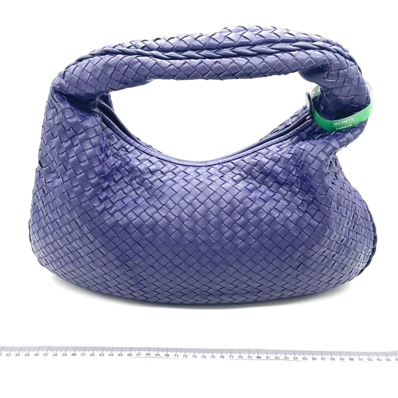 Bottega Veneta Borsa Hobo in pelle di agnello Navy Medium 47cm
Queste sono foto professionali della borsa offerta da Luxbags.
Prova il lusso estremo con questa Hobo Bag Large di Bottega Veneta in pelle d'agnello. Caratterizzata dall'iconica trama