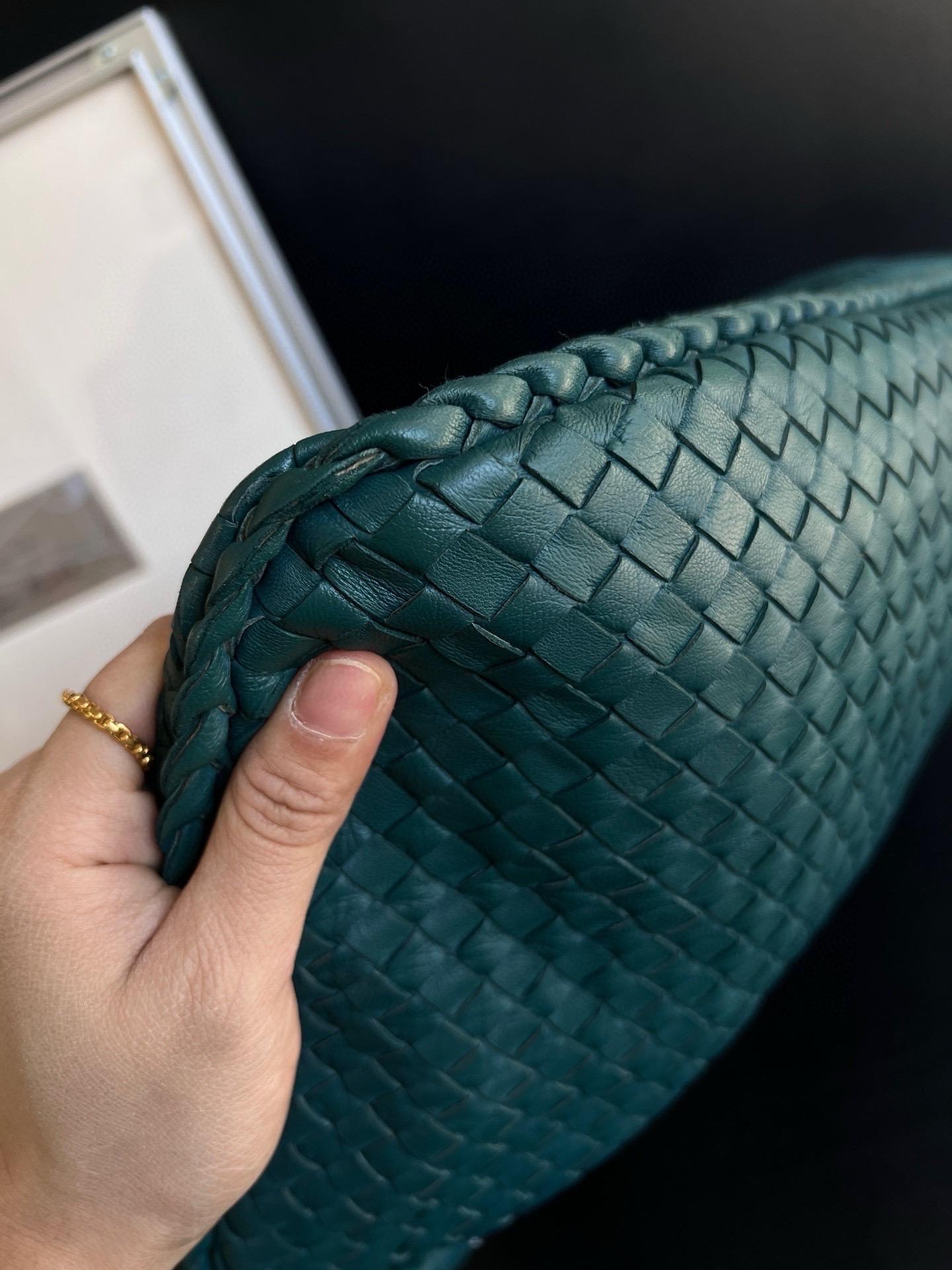 Sac hobo Bottega Veneta en cuir d'agneau vert sarcelle 48 cm en vente 5