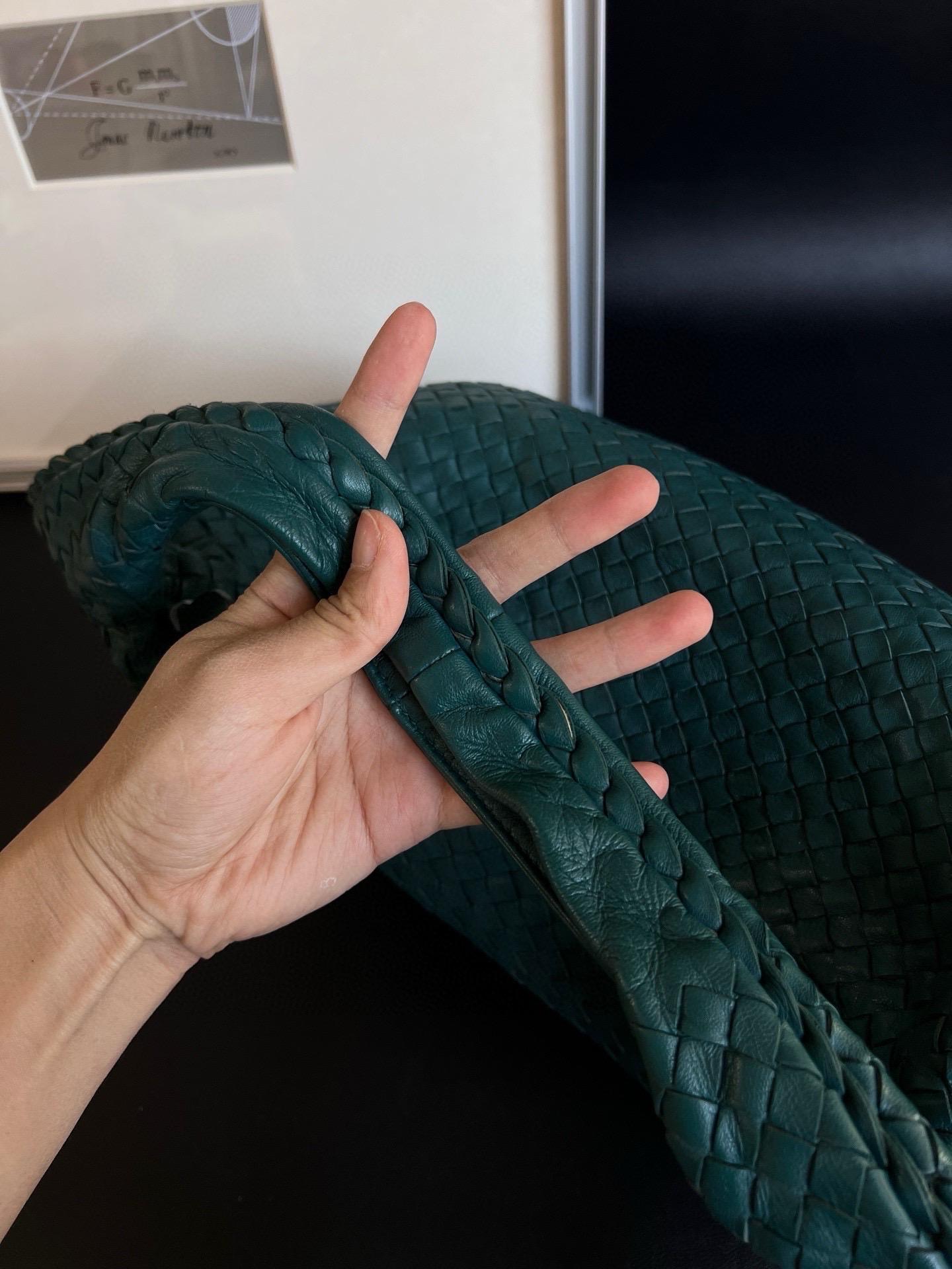 Sac hobo Bottega Veneta en cuir d'agneau vert sarcelle 48 cm en vente 6