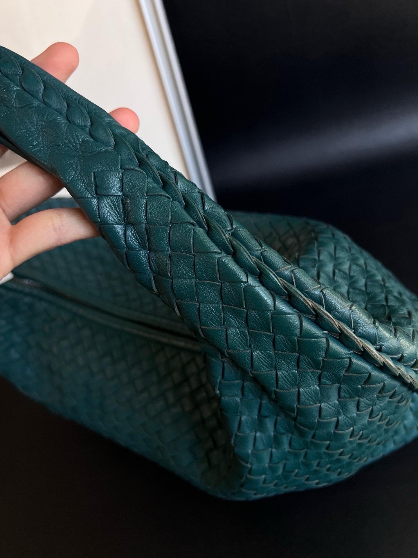 Sac hobo Bottega Veneta en cuir d'agneau vert sarcelle 48 cm en vente 7