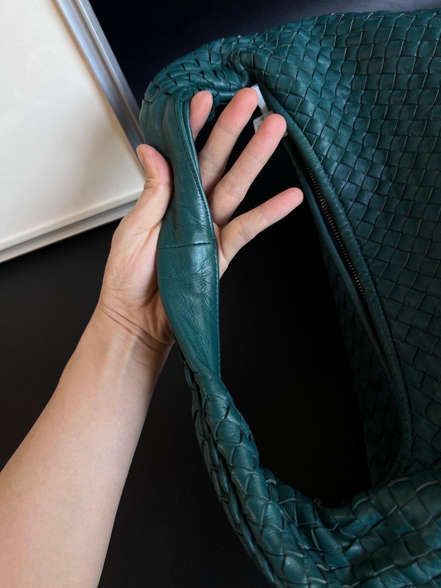 Sac hobo Bottega Veneta en cuir d'agneau vert sarcelle 48 cm en vente 8