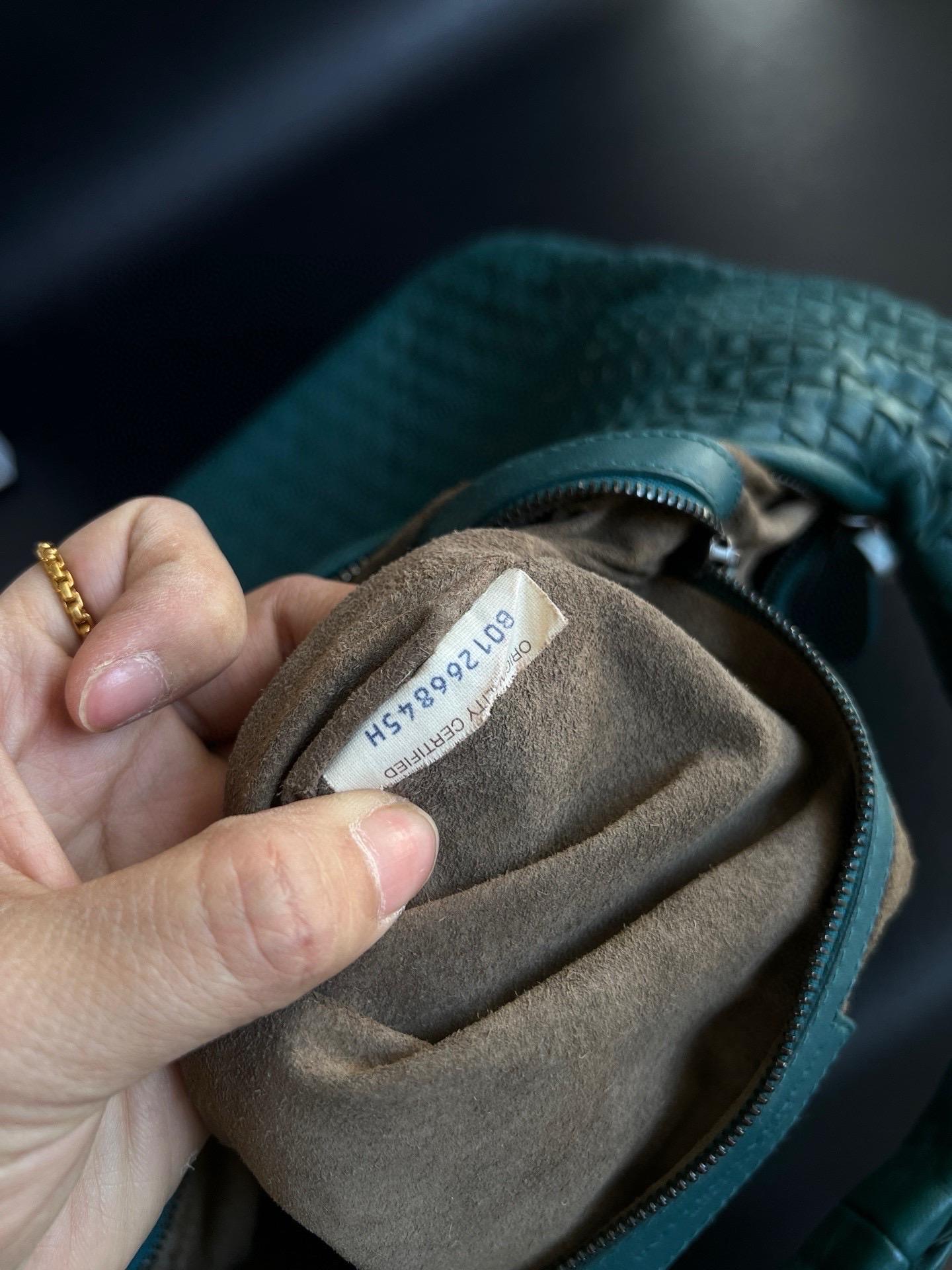 Sac hobo Bottega Veneta en cuir d'agneau vert sarcelle 48 cm en vente 10