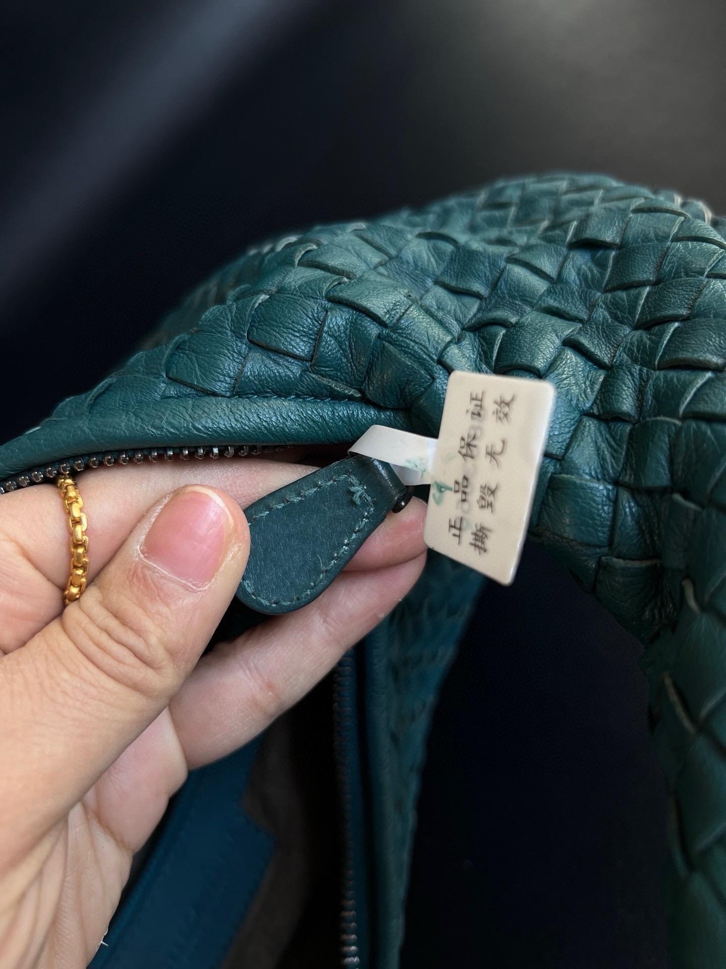Sac hobo Bottega Veneta en cuir d'agneau vert sarcelle 48 cm en vente 11