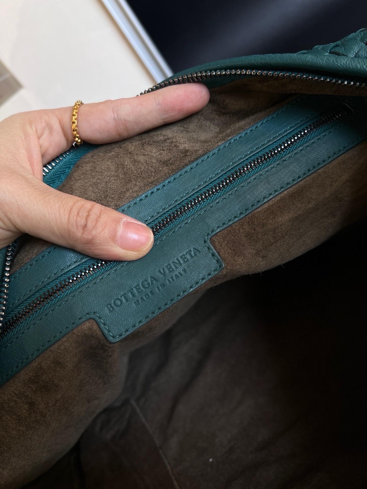 Sac hobo Bottega Veneta en cuir d'agneau vert sarcelle 48 cm en vente 13