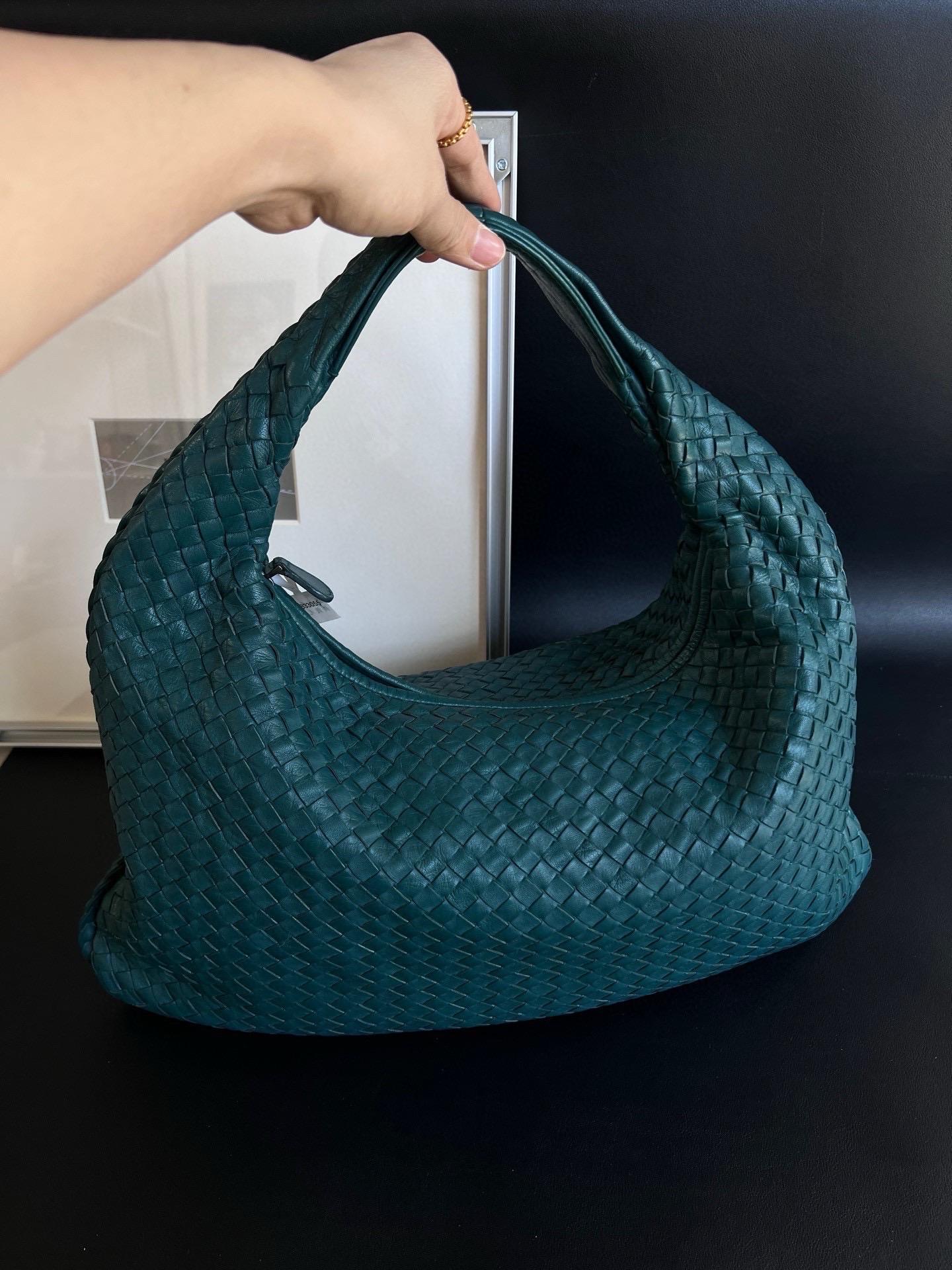 Bottega Veneta Sac Hobo Cuir d'agneau Vert 47cm
 Il s'agit de photos professionnelles du sac.
 Découvrez le luxe ultime avec ce sac hobo de Bottega Veneta. Doté de l'emblématique tissage Icone, ce sac offre suffisamment d'espace pour ranger tous vos