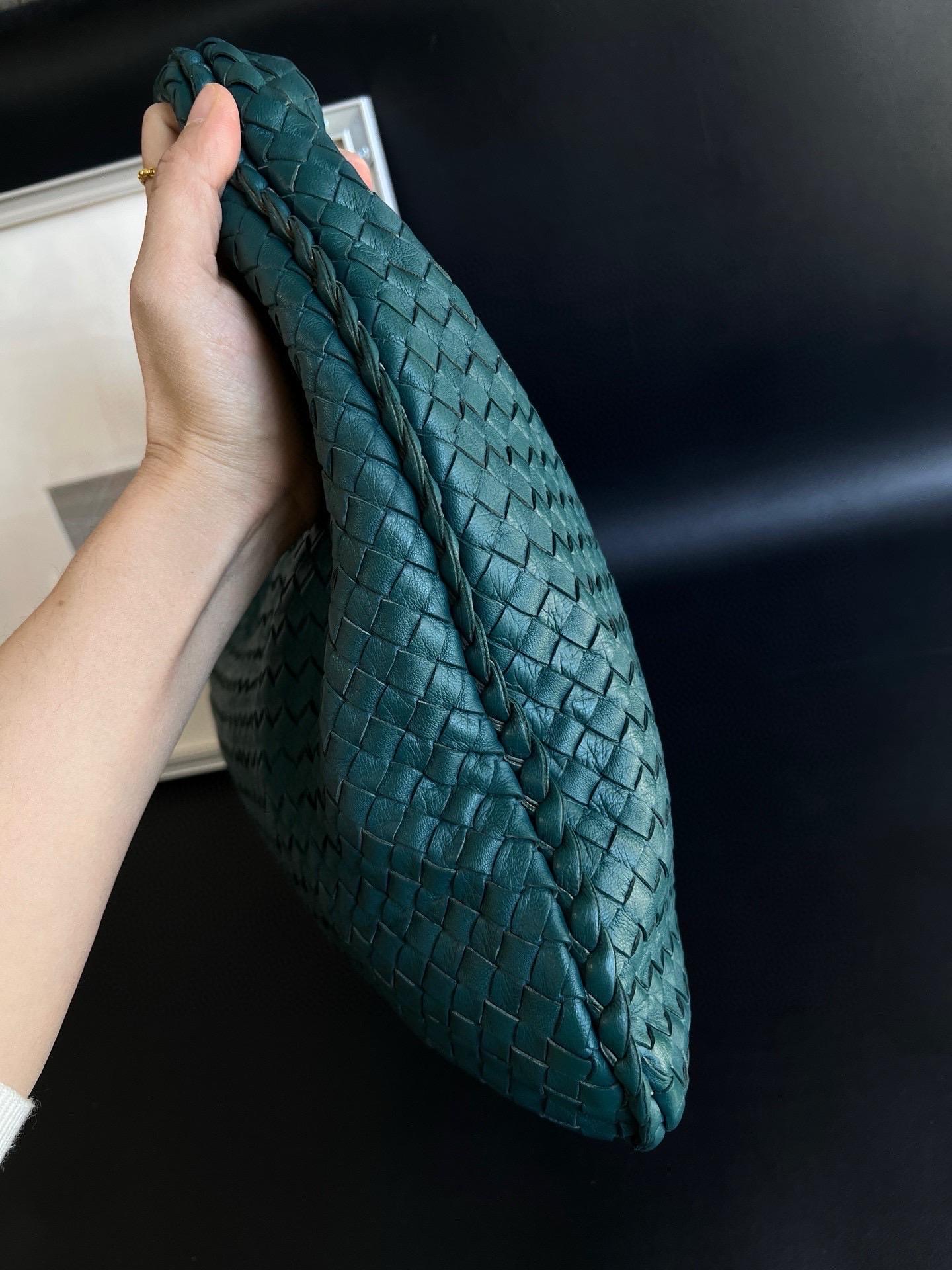 Sac hobo Bottega Veneta en cuir d'agneau vert sarcelle 48 cm Bon état - En vente à AUBERVILLIERS, FR