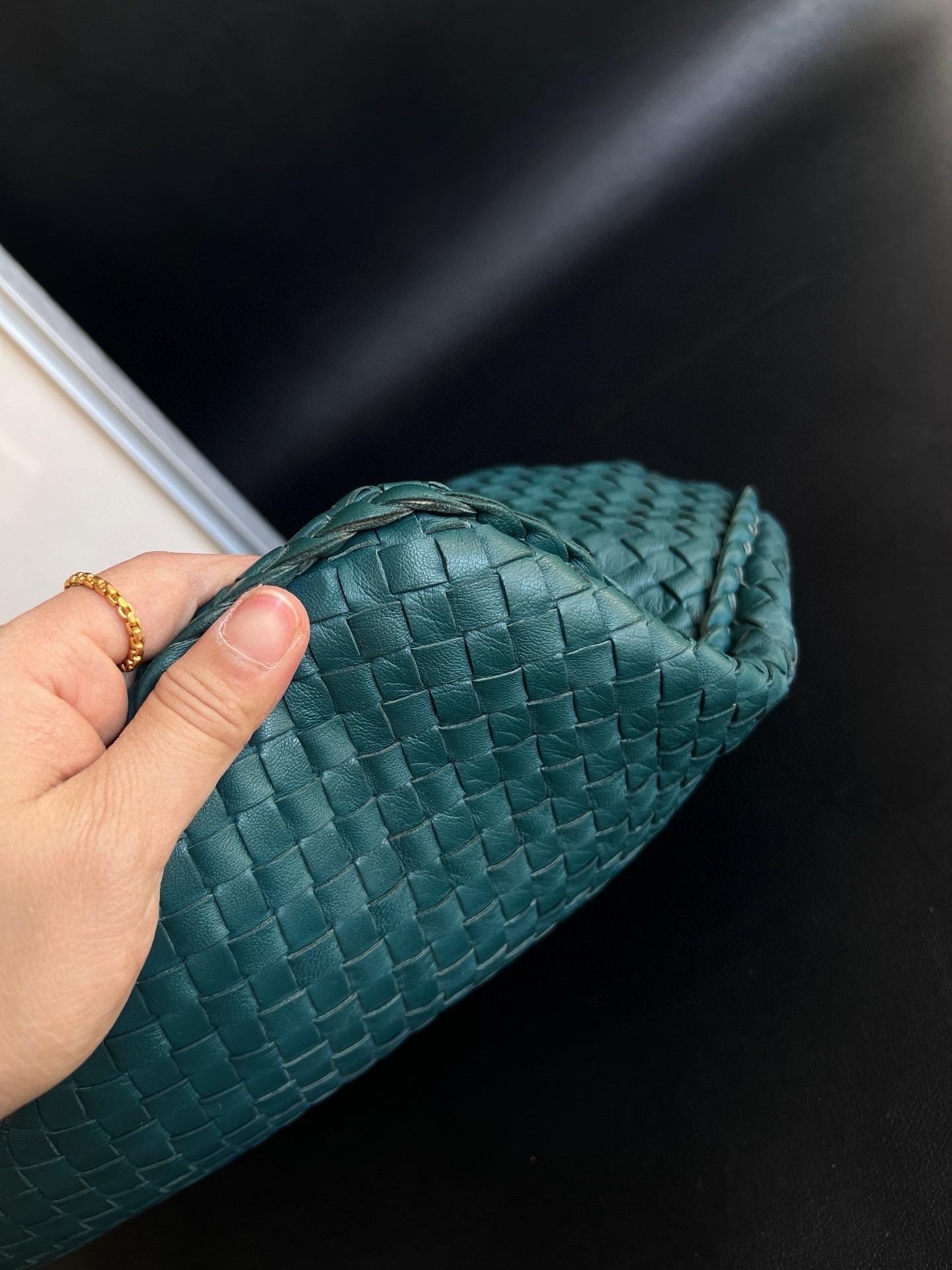 Sac hobo Bottega Veneta en cuir d'agneau vert sarcelle 48 cm Pour femmes en vente