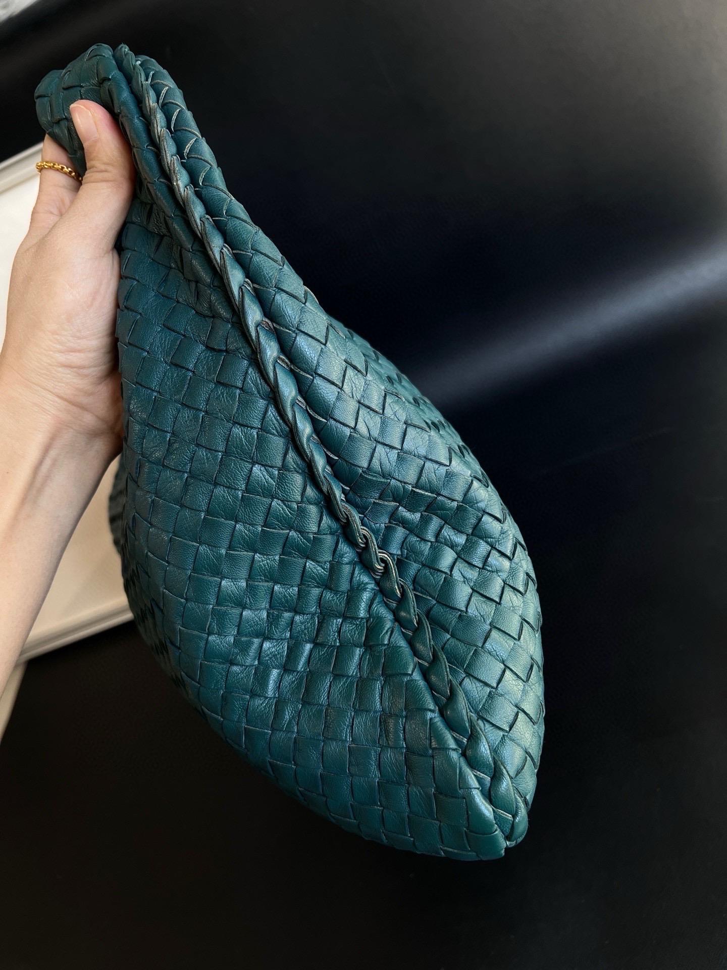 Sac hobo Bottega Veneta en cuir d'agneau vert sarcelle 48 cm en vente 1